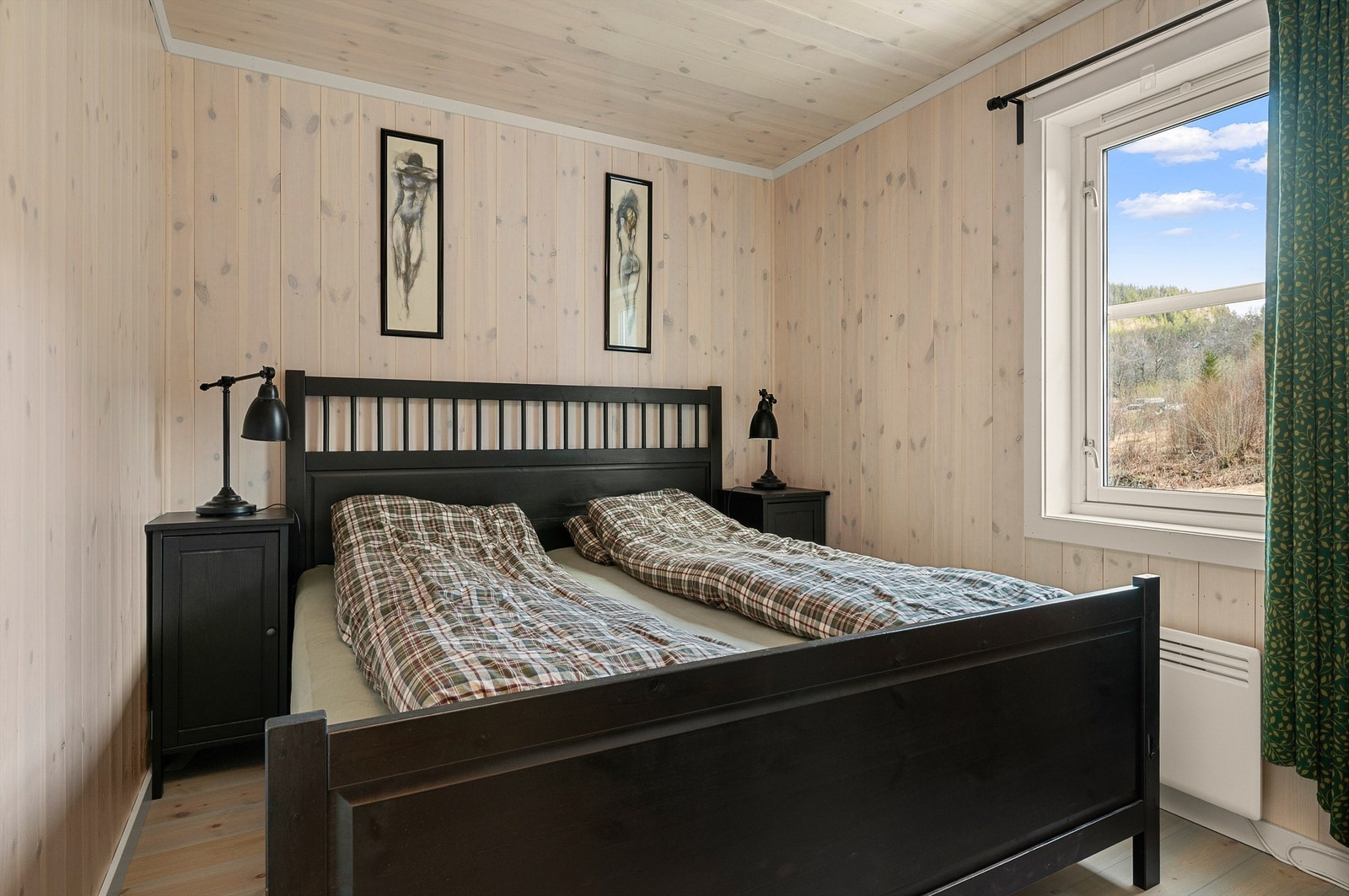 Lyst og hyggelig soverom med plass til dobbeltseng og gode lysforhold fra vindu. Galleribilde