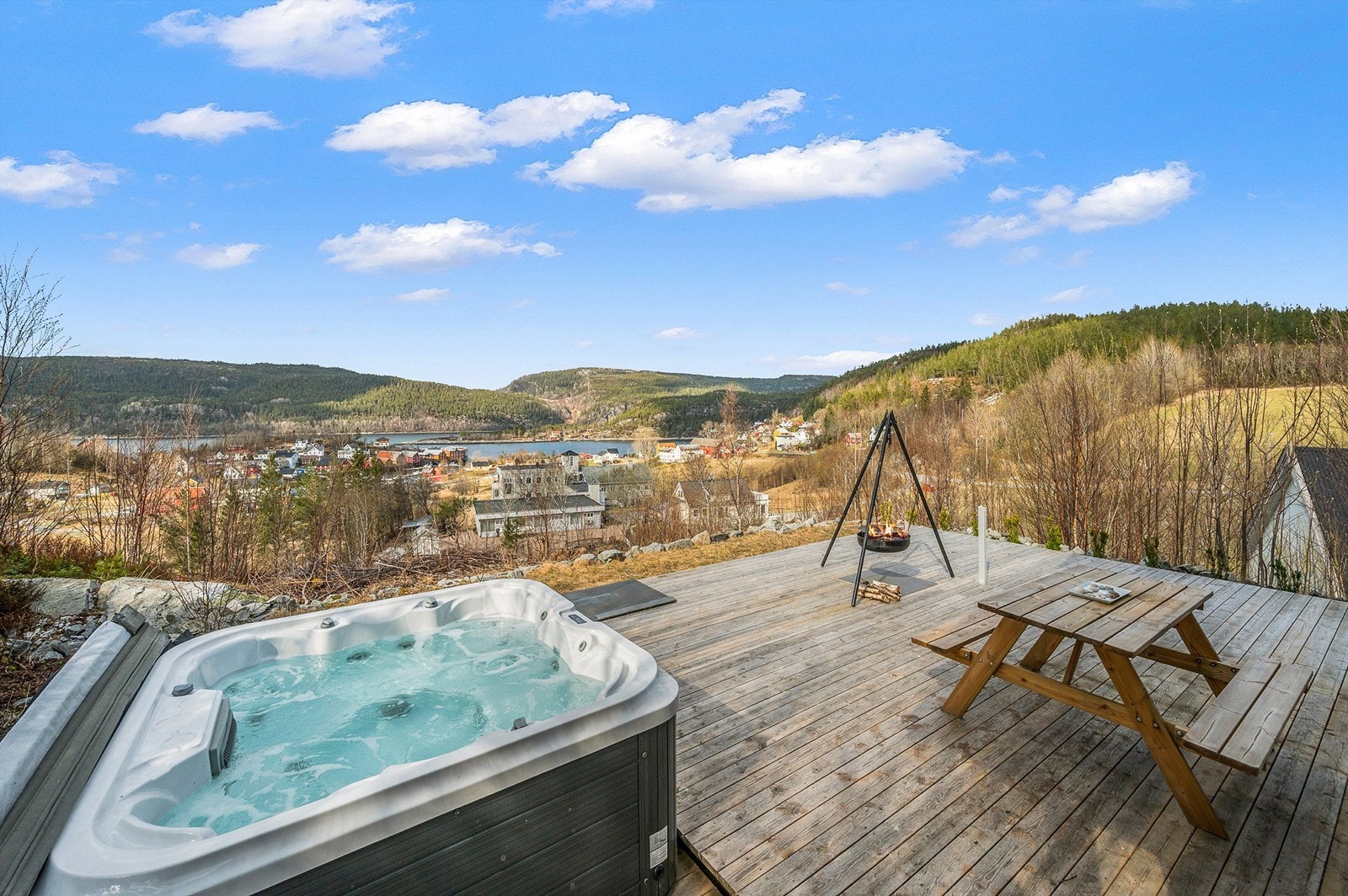 Romslig terrasse med god plass til utemøbler og sosiale sammenkomster, samt bålpanne som skaper en lun og hyggelig stemning. Galleribilde