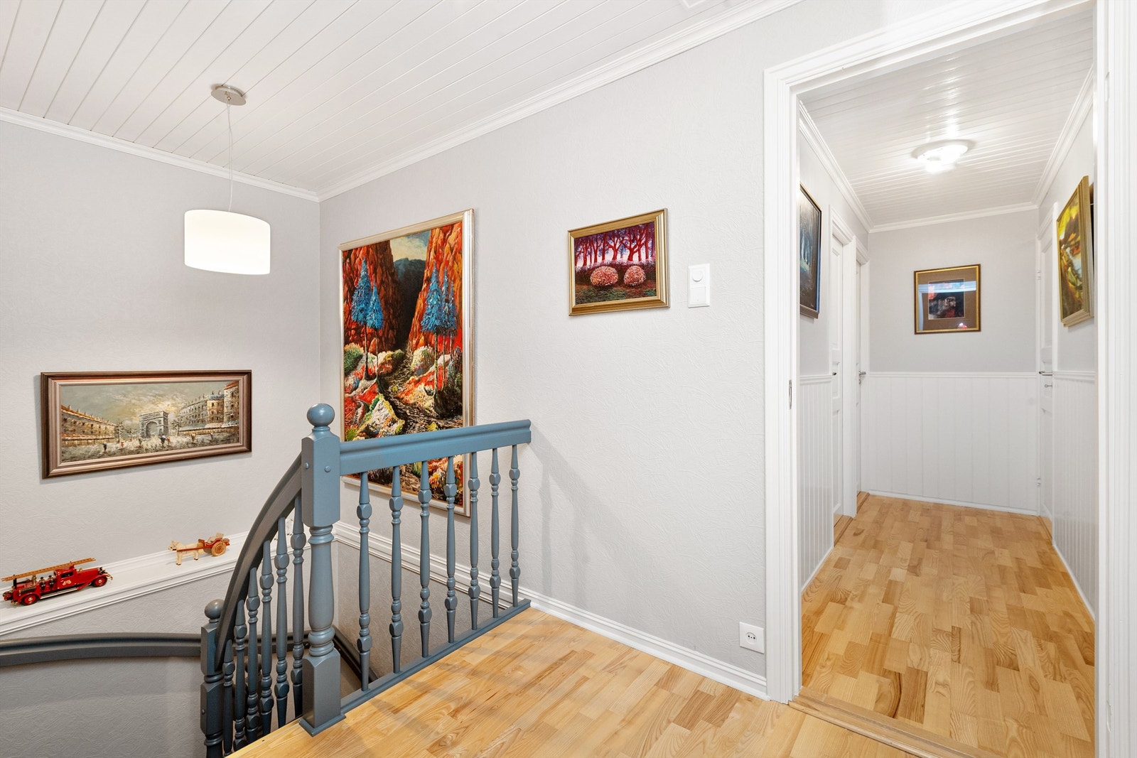 Gang med trapp til sokkeletasje Galleribilde