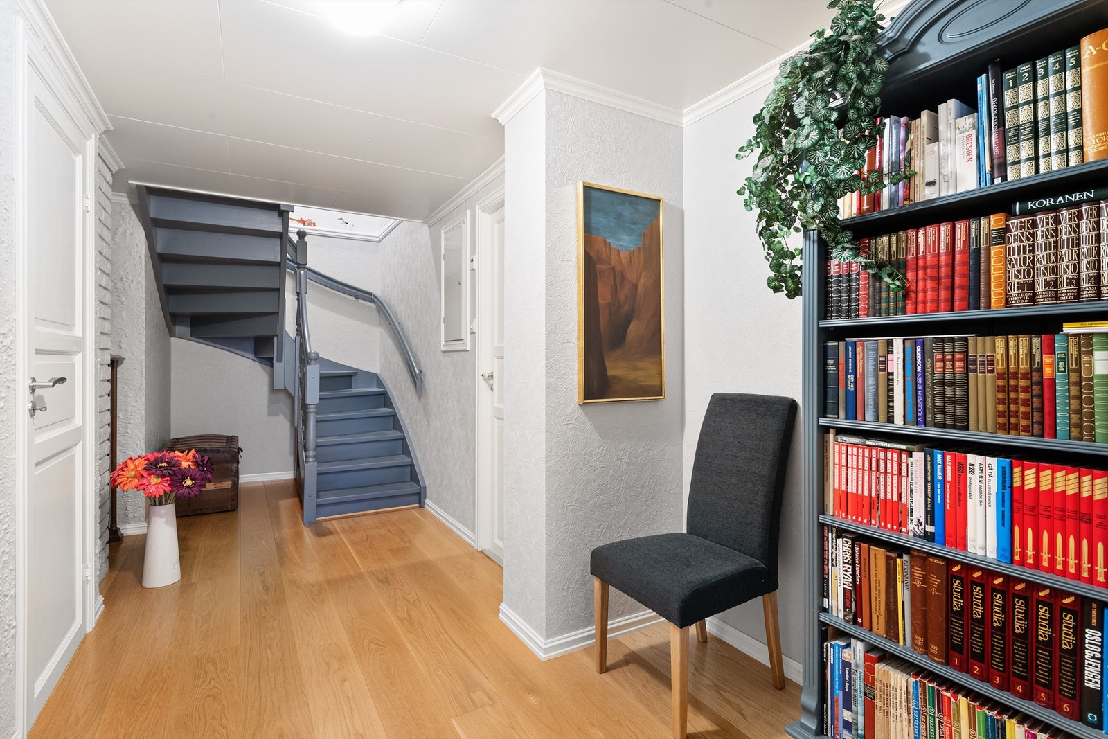 Trappegang i sokkeletasje Galleribilde