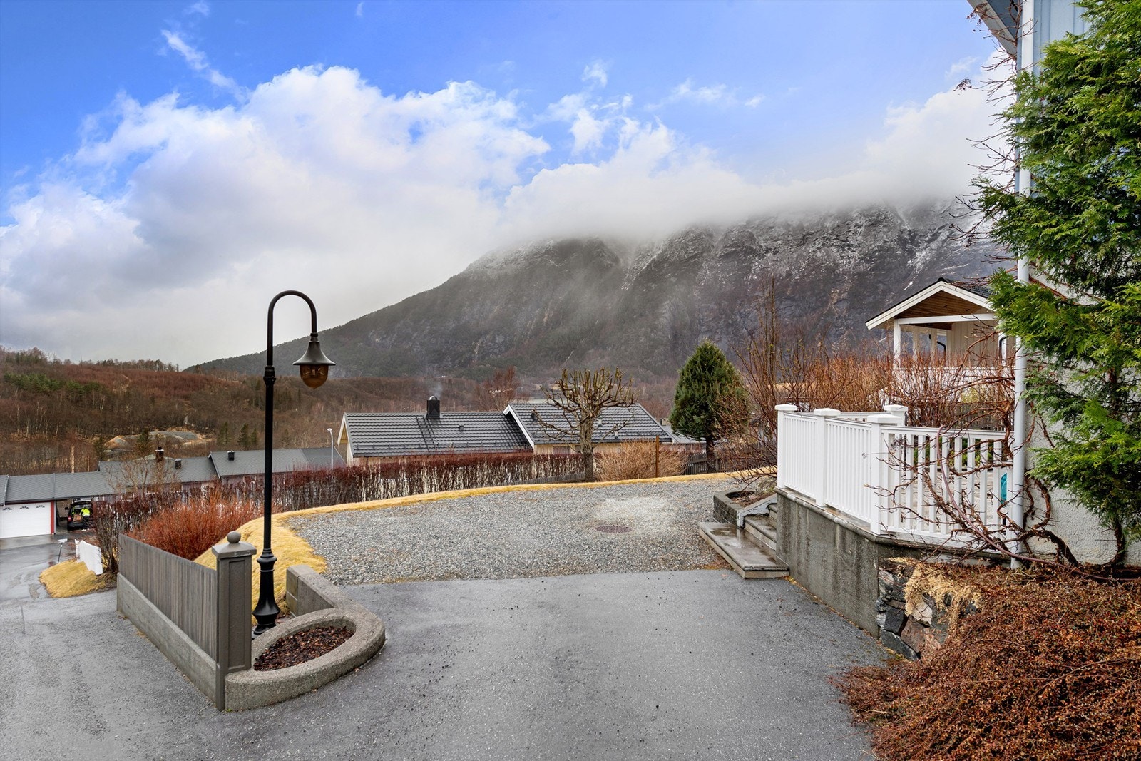 Innkjørsel og parkering Galleribilde
