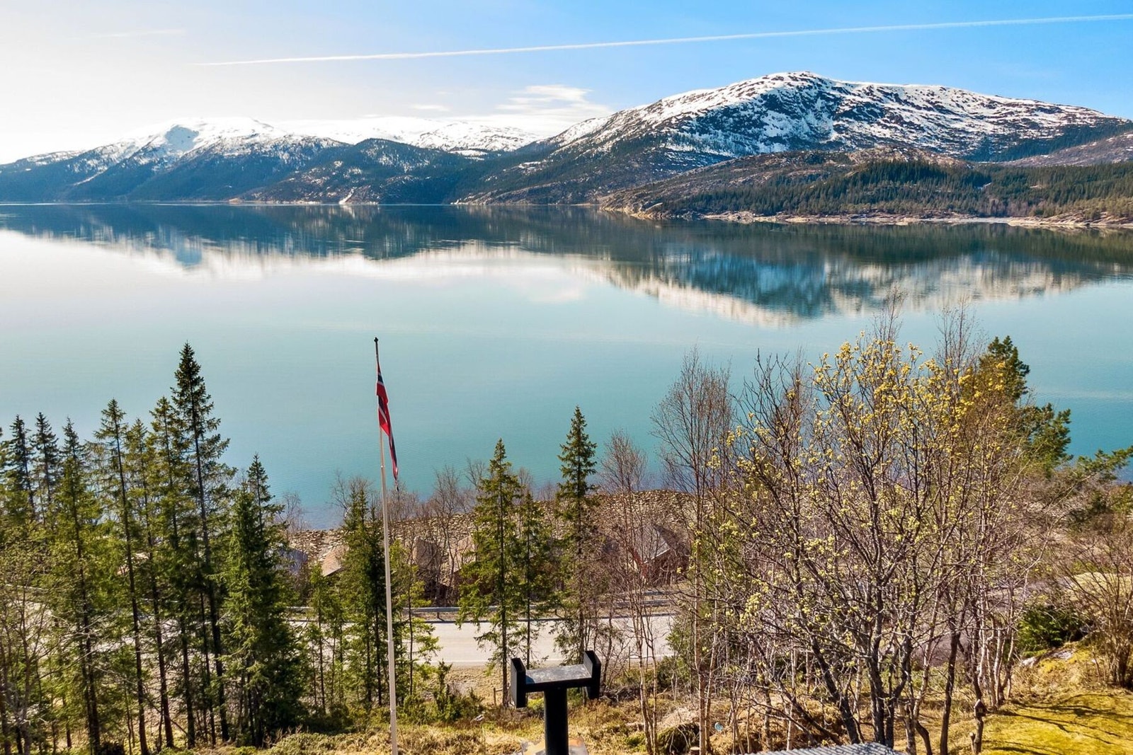 Dronebilde av hytta og nærområdet Galleribilde