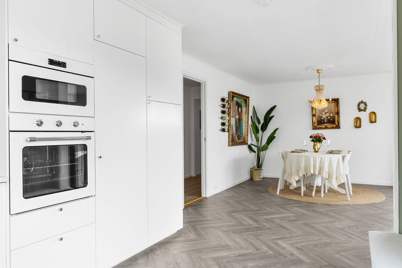 Kjøkkenet er utstyrt med kjøleskap, oppvaskmaskin, induksjonstopp, stekeovn, mikro og komfyrvakt. Galleribilde