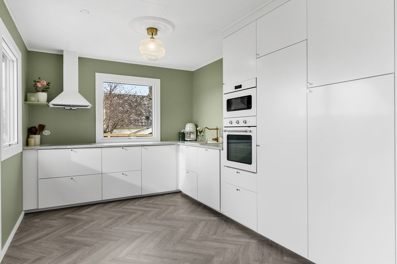 Innredningen er fra IKEA og har moderne, glatte fronter som gir et stilrent preg. Galleribilde