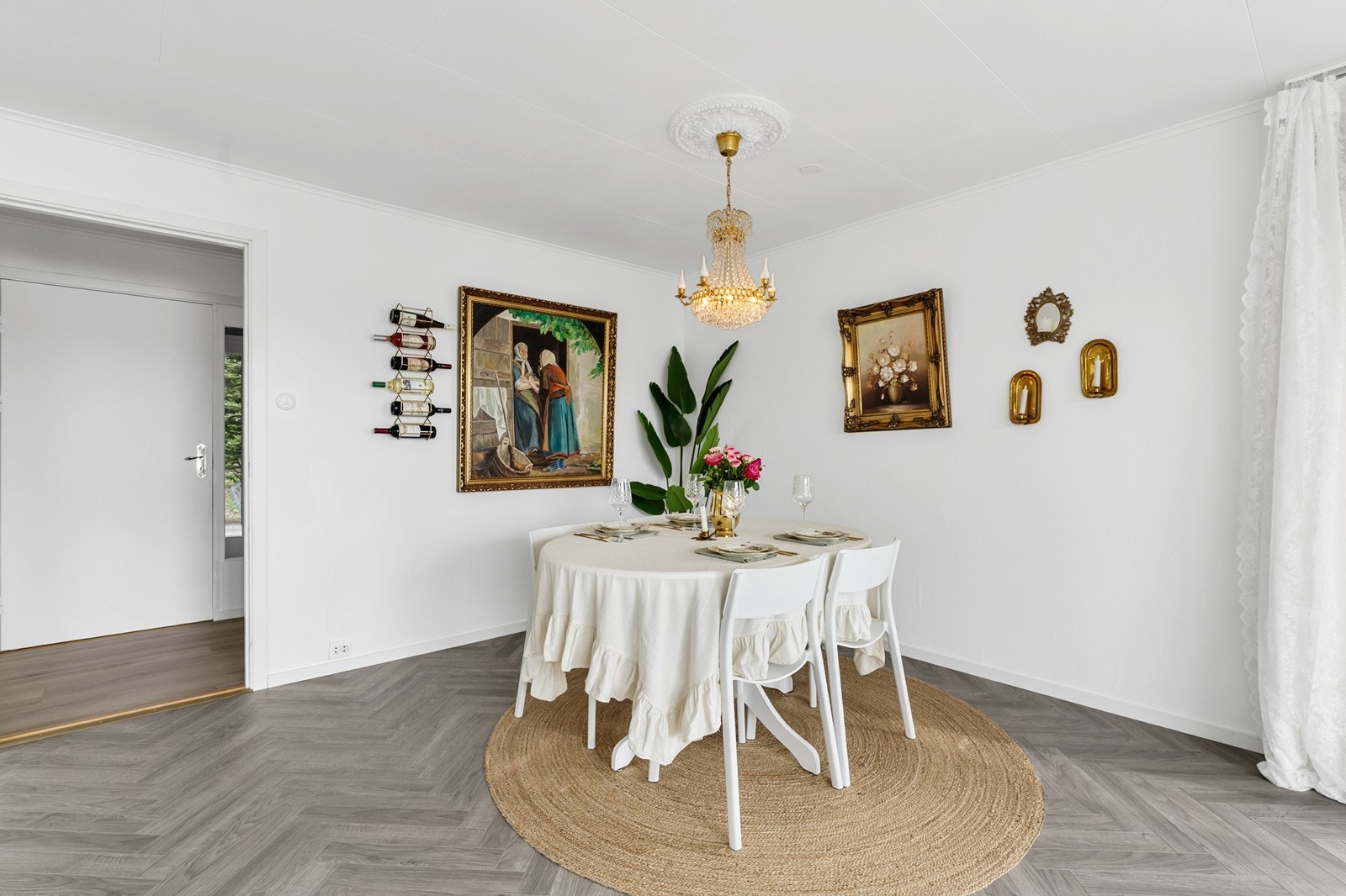 God plass til stort spisebord. Galleribilde