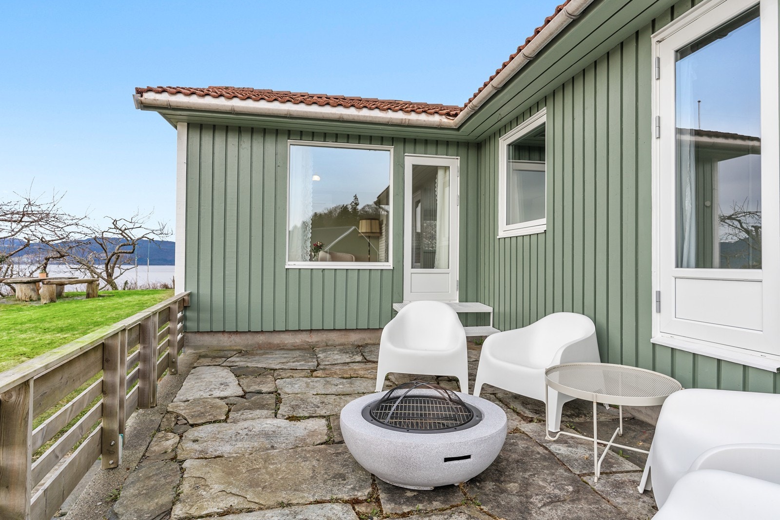 Fra stuen er det utgang til en stor, sørøstvendt terrasse. Galleribilde