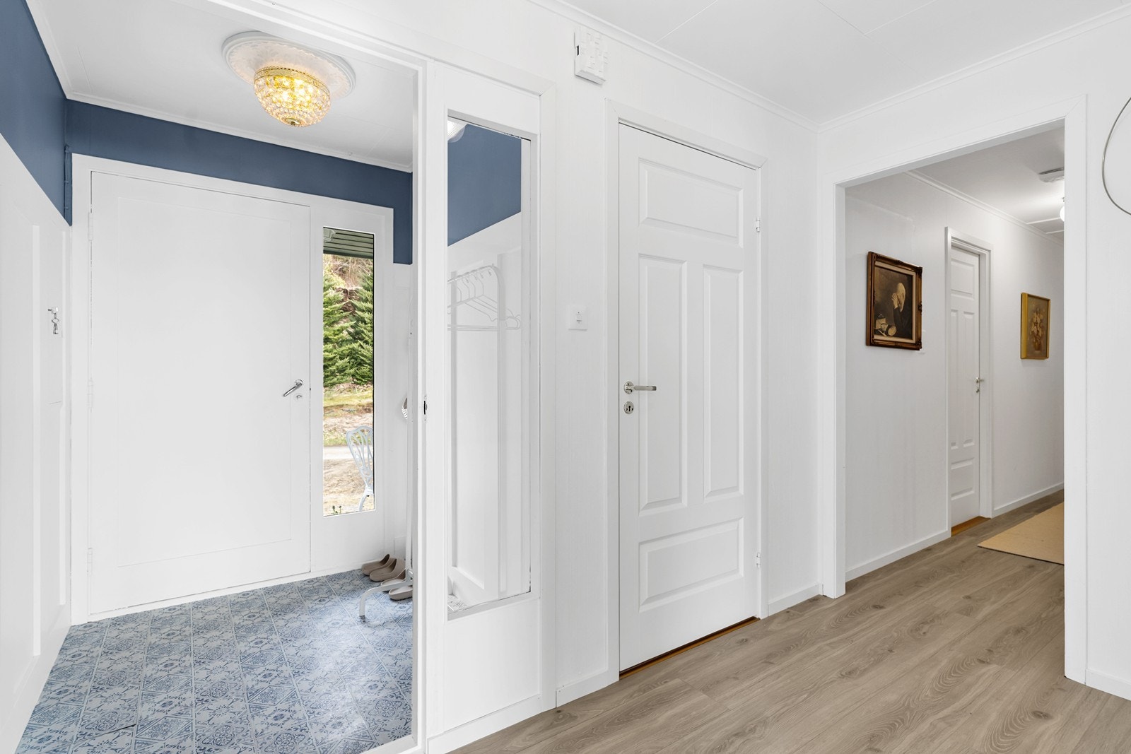 Her er det enkelt å holde orden, og rommet gir et hyggelig førsteinntrykk når man kommer inn i boligen. Galleribilde