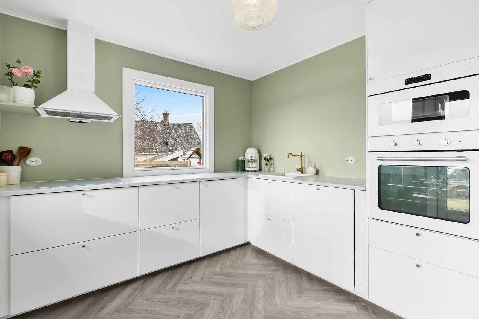Det er godt med både skap- og benkeplass, noe som gjør kjøkkenet både praktisk og funksjonelt for en travel hverdag. Galleribilde