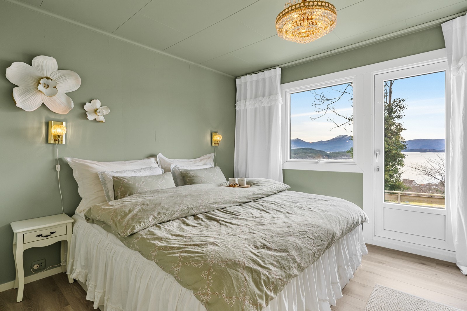 Hovedsoverommet er romslig og har plass til dobbeltseng med nattbord på begge sider. Galleribilde