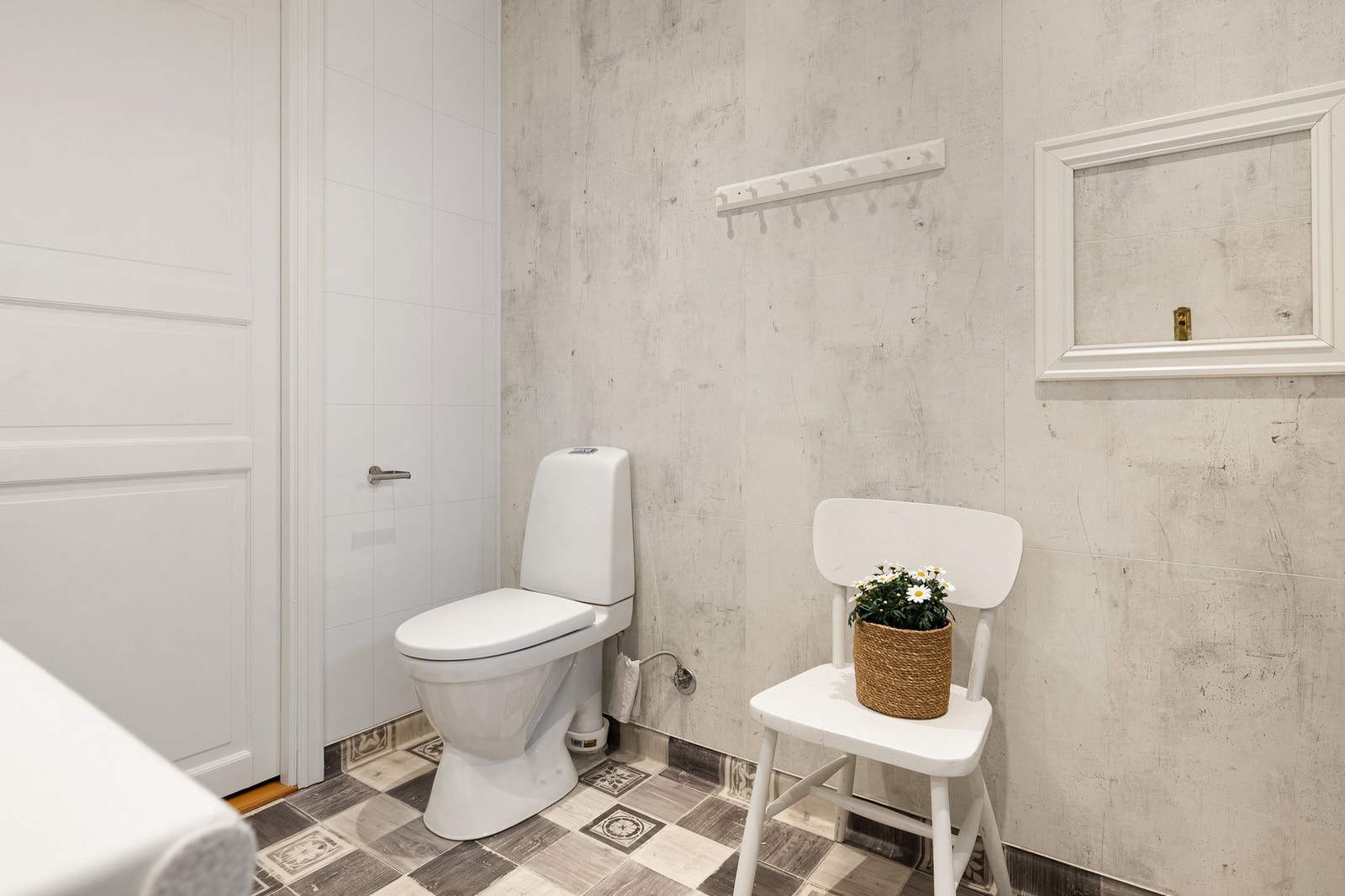 Badet måles til 5,6 kvm. og har våtromsbelegg på gulv, og baderomsplater på vegg. Galleribilde