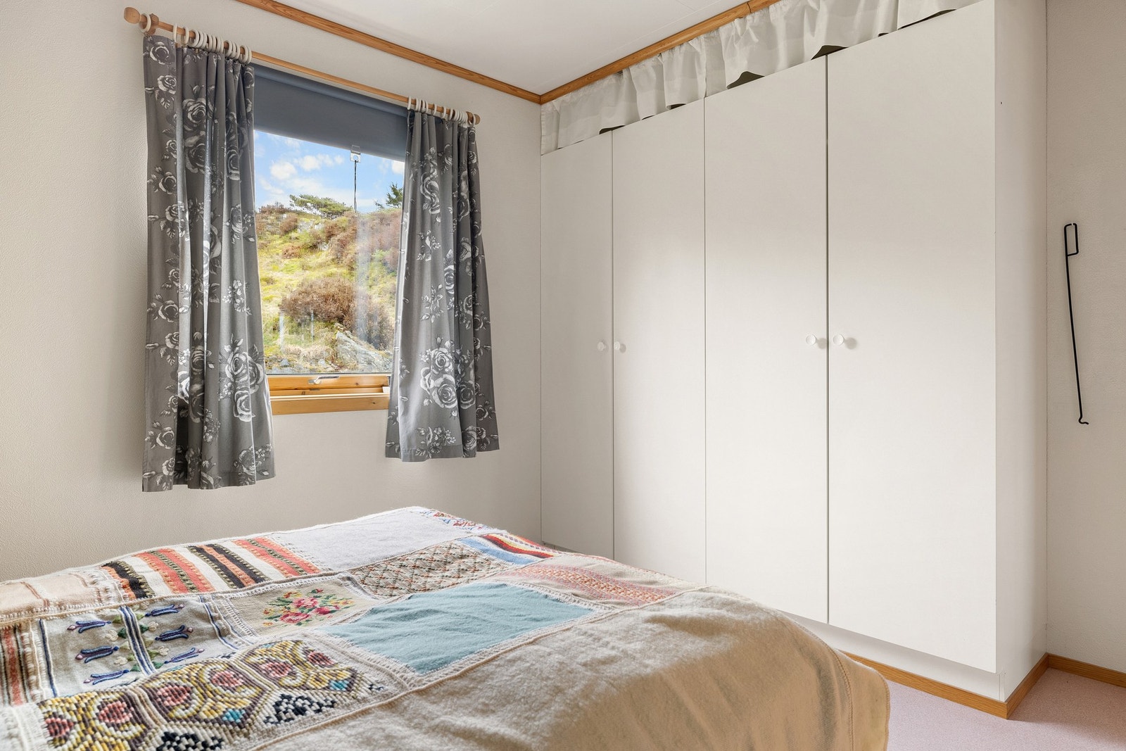 Her er det god plass til en stor seng med nattbord på hver side, samt oppbevaringsplass i en praktisk garderobe. Galleribilde