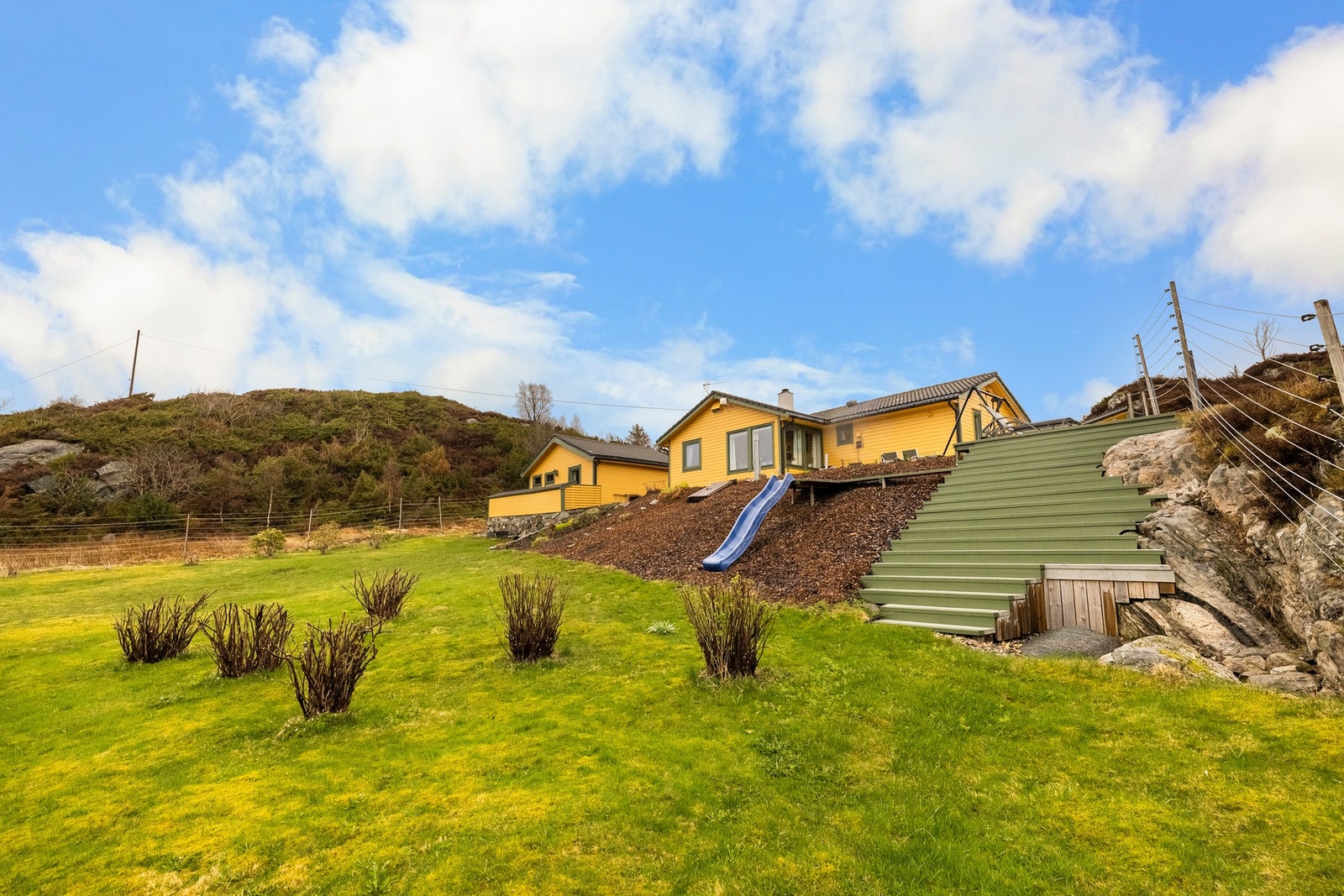 Dette er en enebolig på ett plan med en enorm terrasse på hele 120 kvm. med svært gode solforhold og nydelig sjøutsikt! Galleribilde