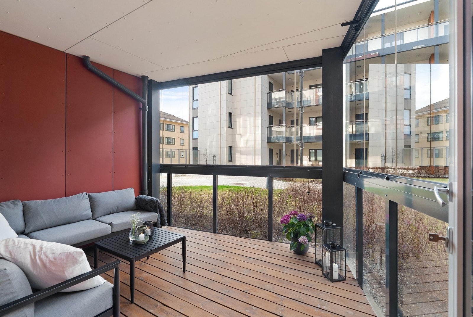 Vestvendt innglasset balkong på ca. 10 m² med god plass til møblement. Øverste glassrekke kan åpnes for å lufte. Galleribilde