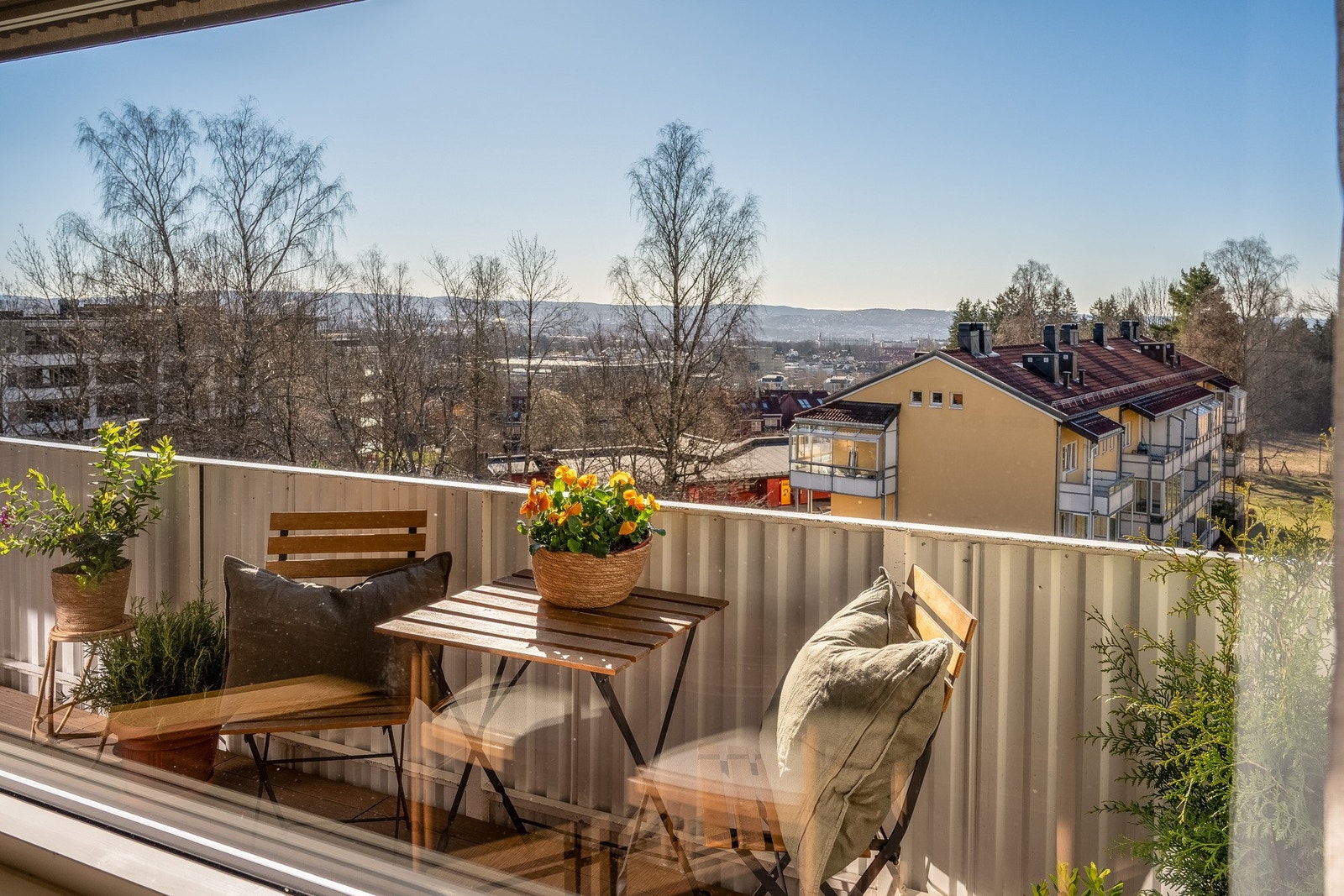 Stuen forlenges av en nydelig balkong på 10 m² med gode solforhold. Det er montert elektrisk markise for effektiv solskjerming. Galleribilde