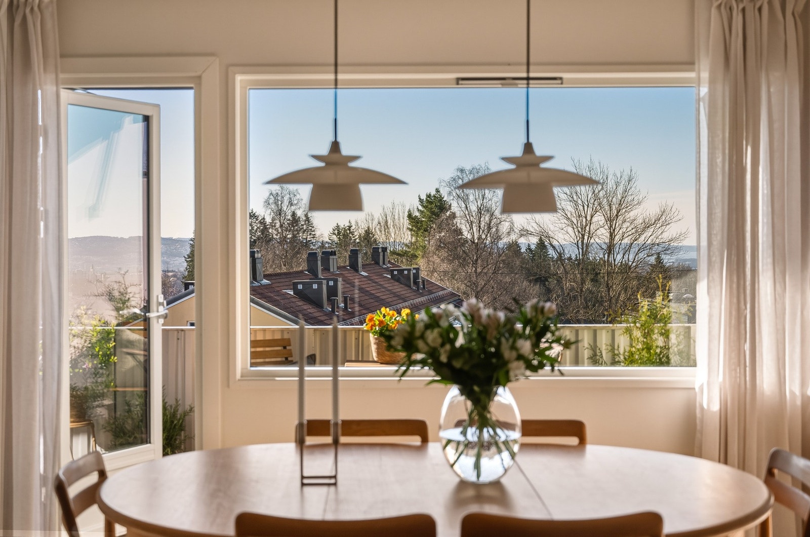 Luftig og åpent utsyn fra stuevinduene, med Oslofjorden i bakgrunnen. Galleribilde