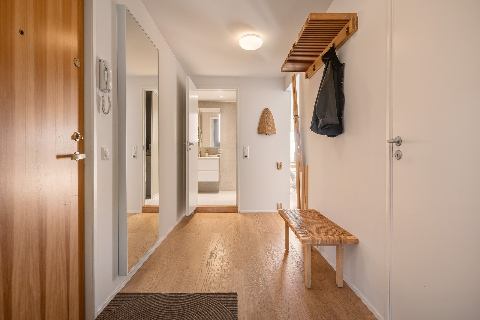 Innbydende entré med god plass til oppheng av yttertøy. Galleribilde