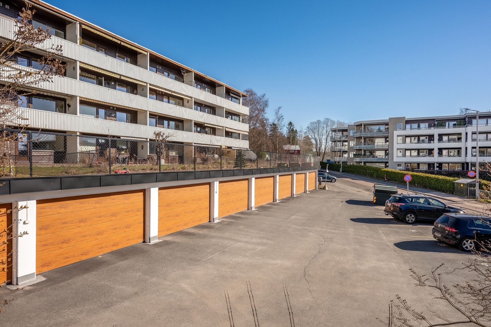 Borettslaget disponerer både biloppstillingsplasser og garasjeplasser. Disse leies ut etter ansiennitet. Galleribilde