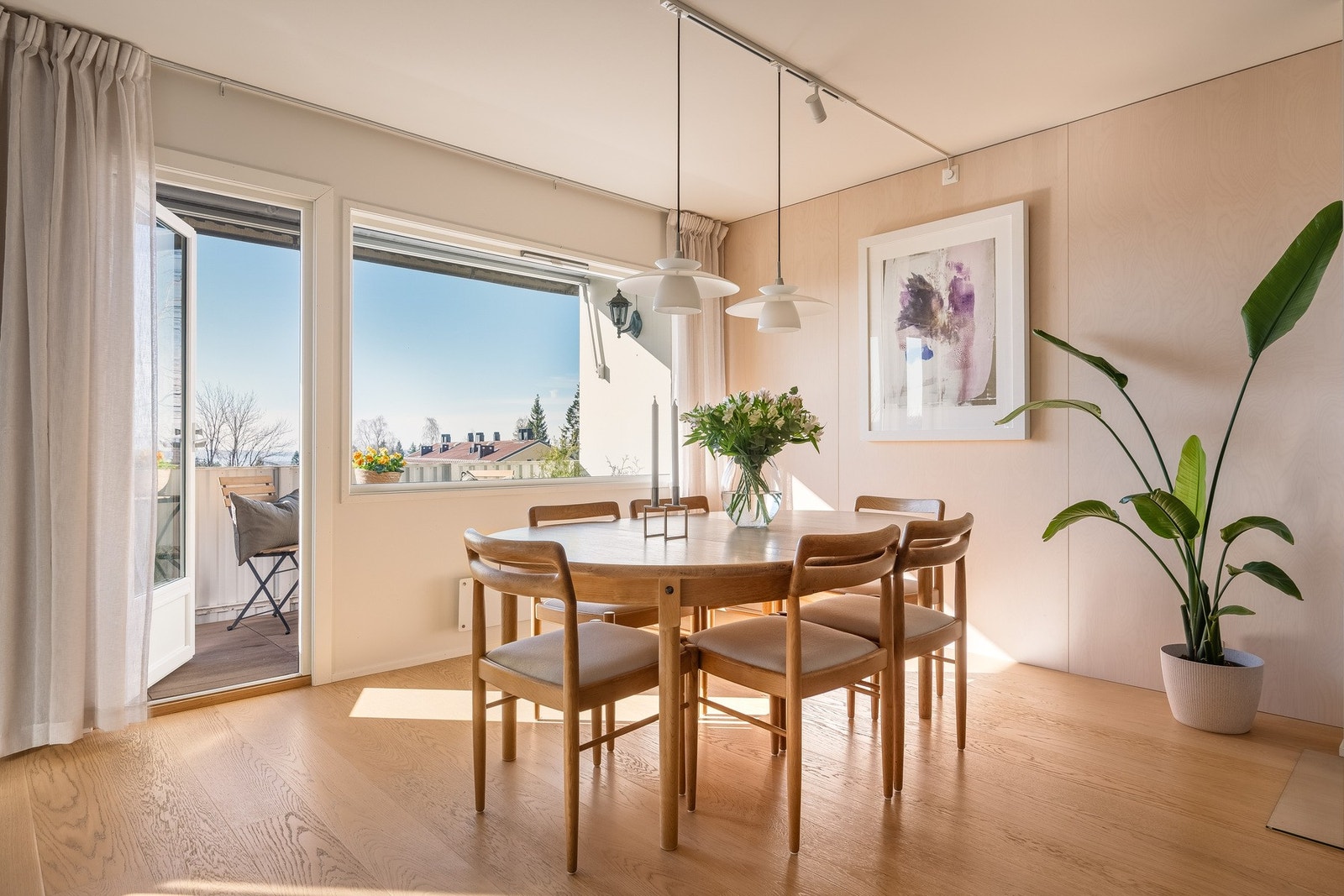 De store vindusflatene gir rikelig med naturlig lysinnslipp. Galleribilde