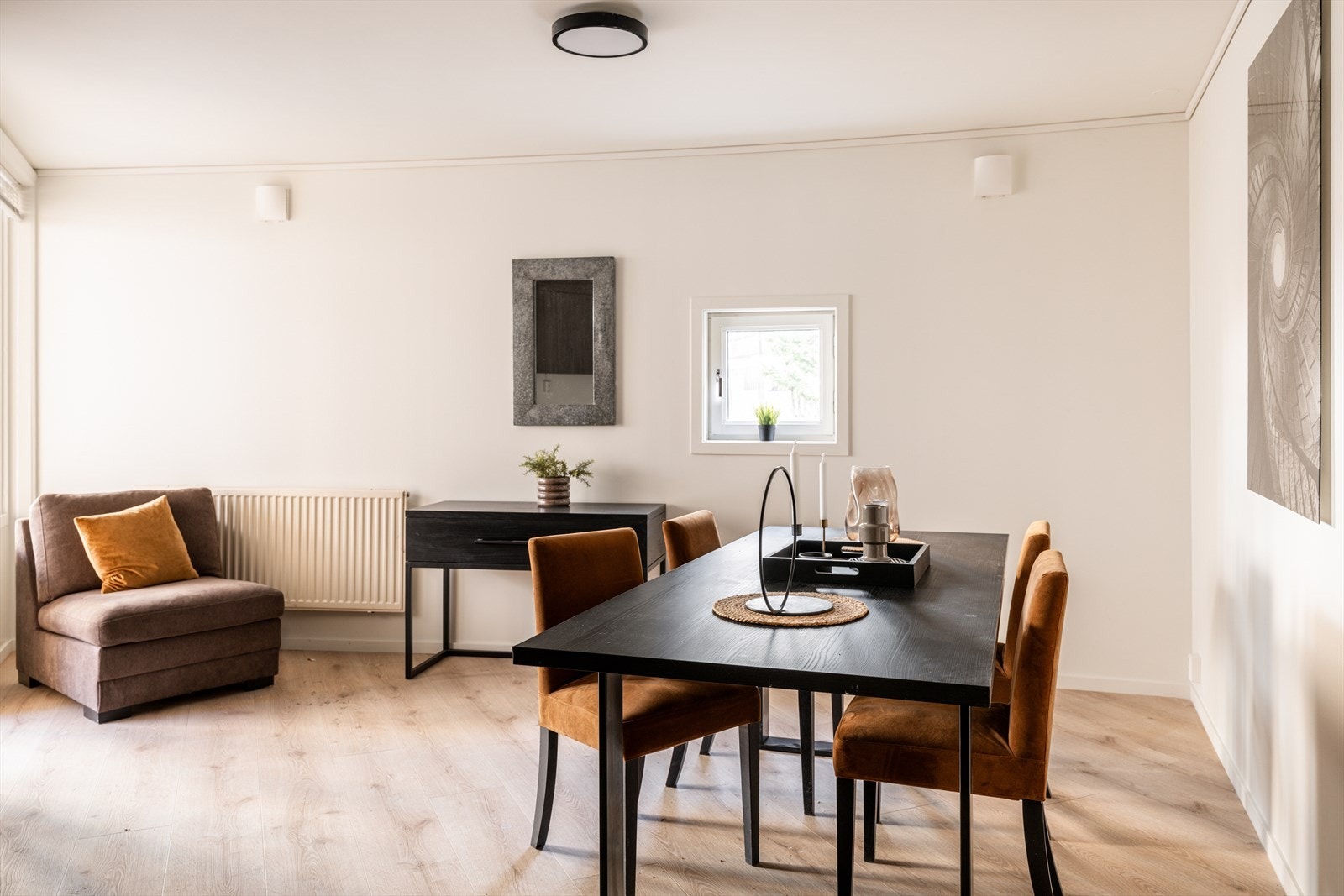 Leiligheten har bruksrett sammen med 5 andre leiligheter til et innbydende allrom med oppusset HTH kjøkken, stor spisebordsgruppe og balkong. Fellesvaskeri og privat bod. Alt dette i samme etg. Felles takterrasse i nabooppgang (22D). Galleribilde