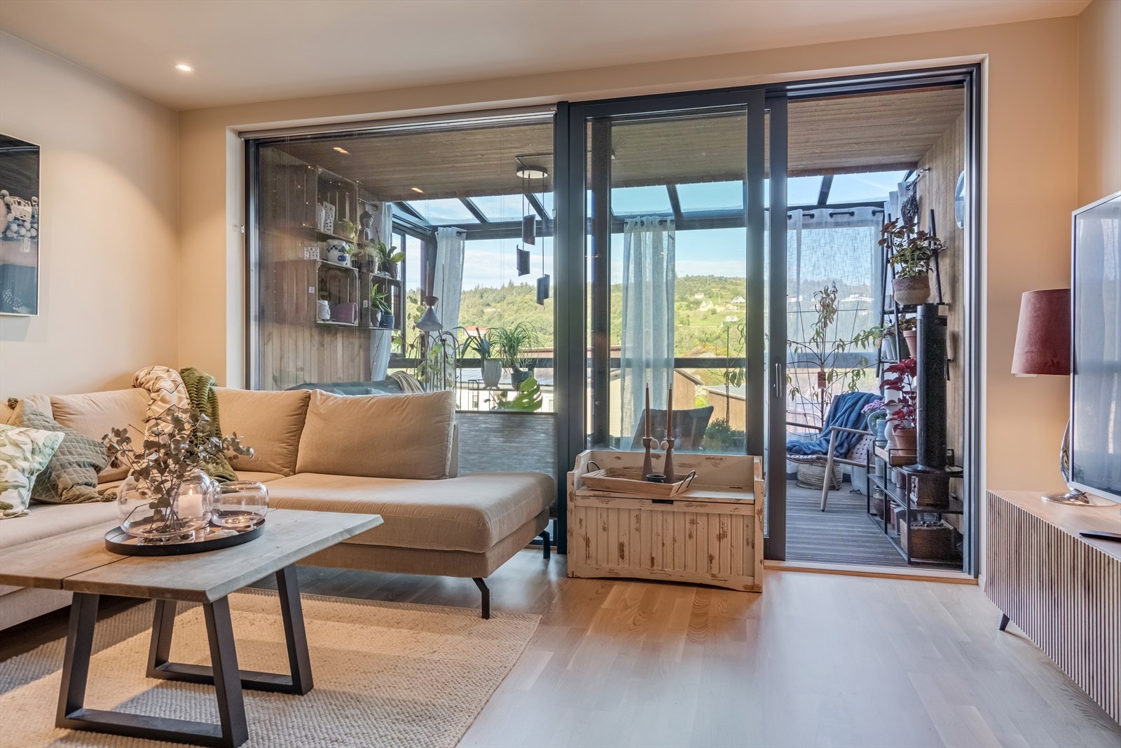 Nydelig stue/kjøkken m/utg. vestvendt, innglasset og romslig balkong/hagestue. Galleribilde