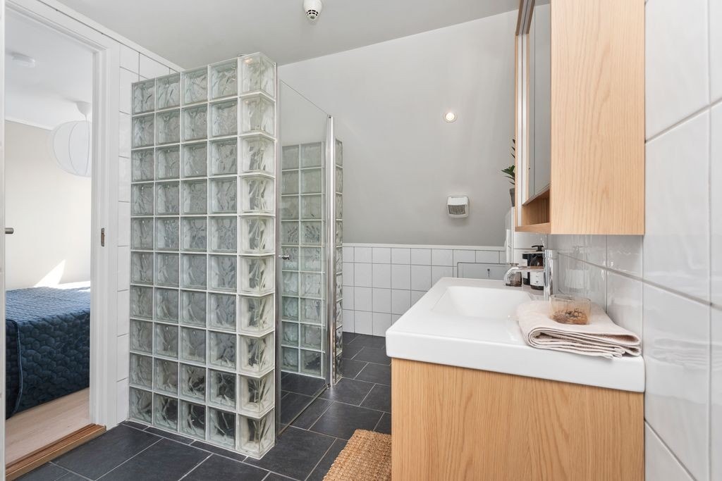 I tillegg til adkomst fra stueområde har leilighetens soverom direkte tilknytting til badet Galleribilde