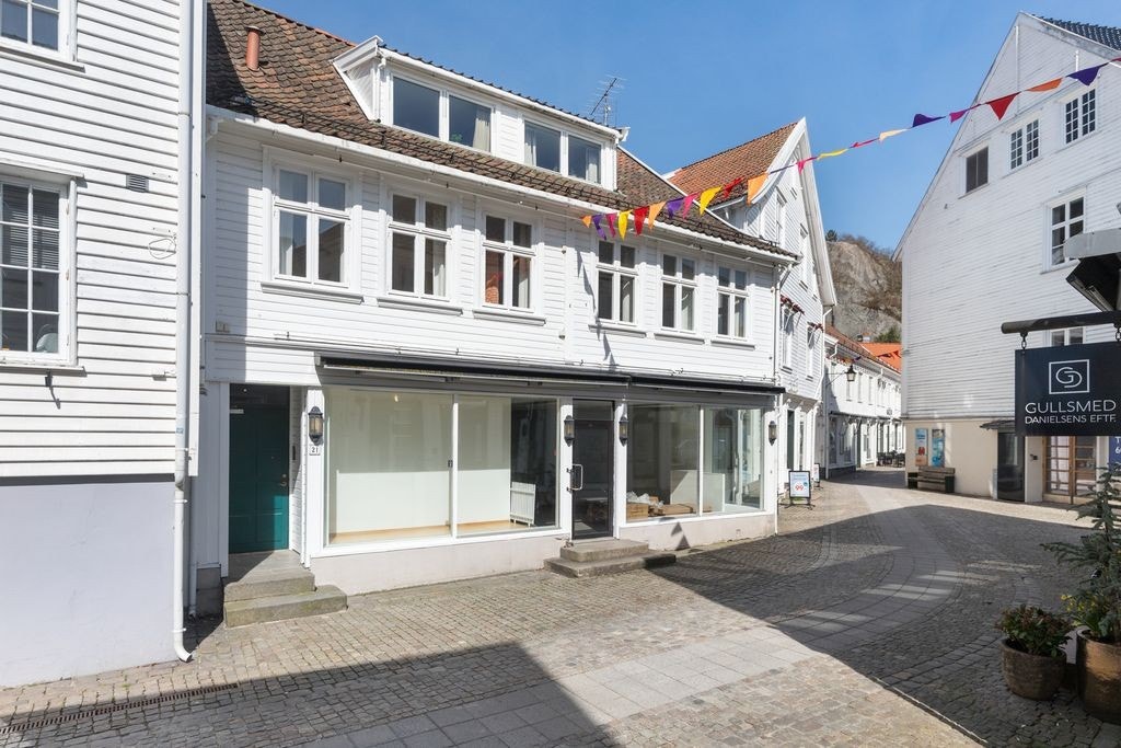 Leiligheten har en svært sentral og attraktiv beliggenhet midt i gågata i Mandal Galleribilde