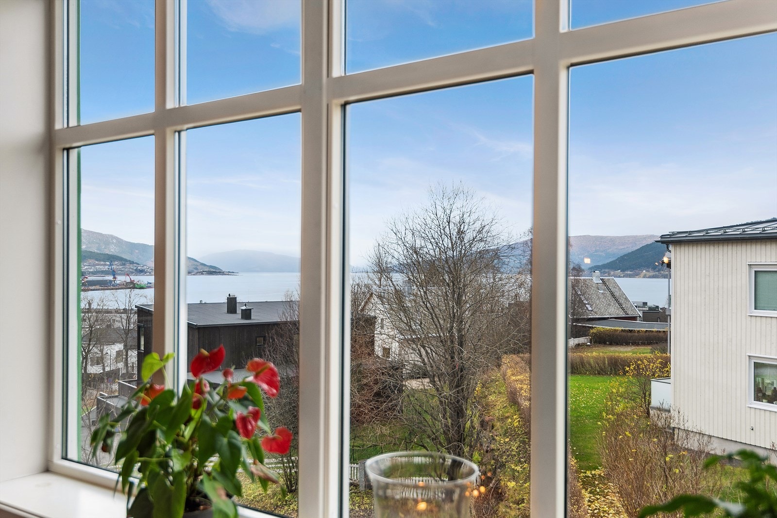 Det store stuevinduet, i tradisjonell stil, sørger for mye dagslys og en behagelig romfølelse. Fra stuevinduene har du fin vestvendt utsikt over Ranfjorden mot Moholmen. Galleribilde