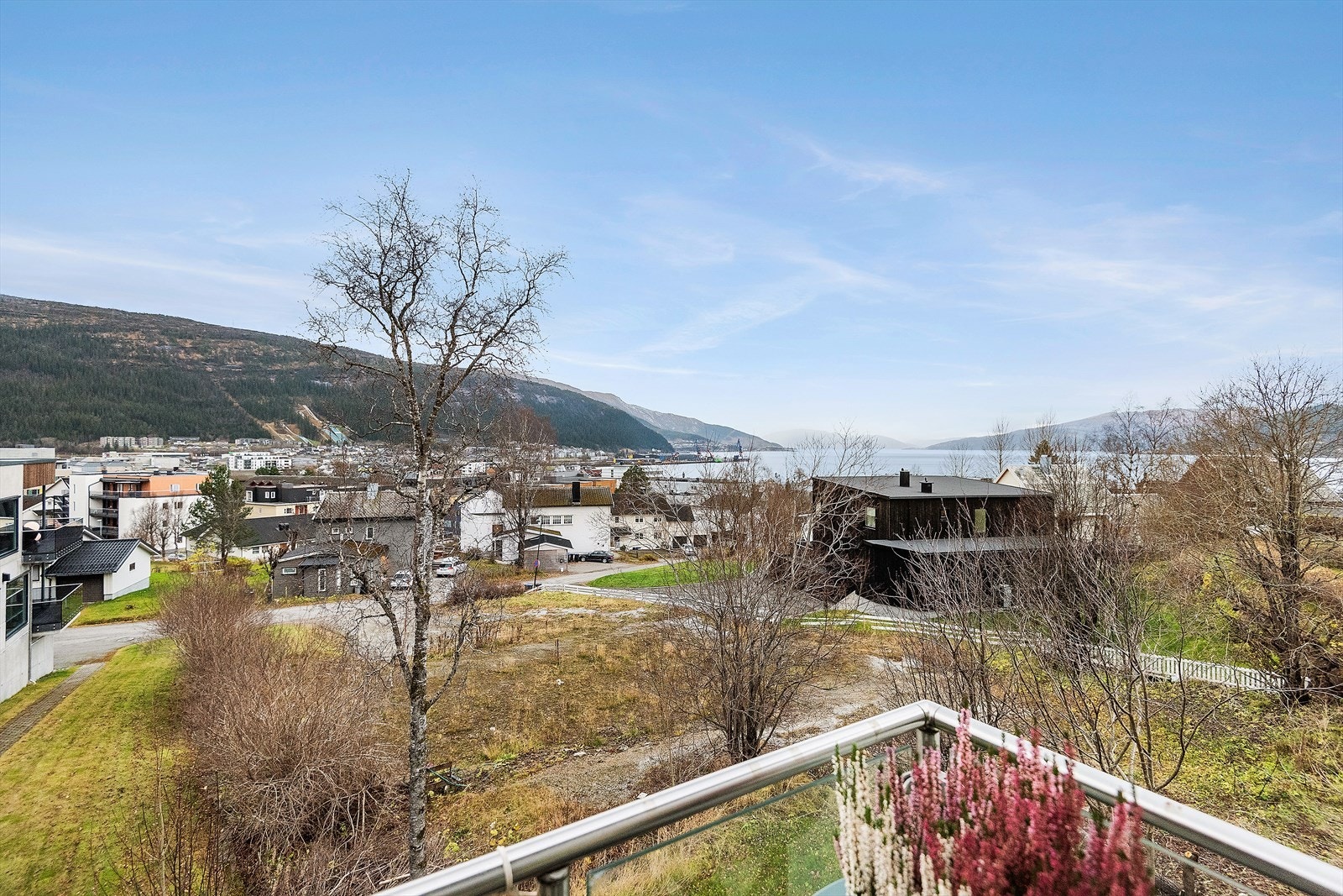 Her kan de nyte fin vestvendt utsikt - for du ser nemlig helt ut til Ranfjorden. Galleribilde