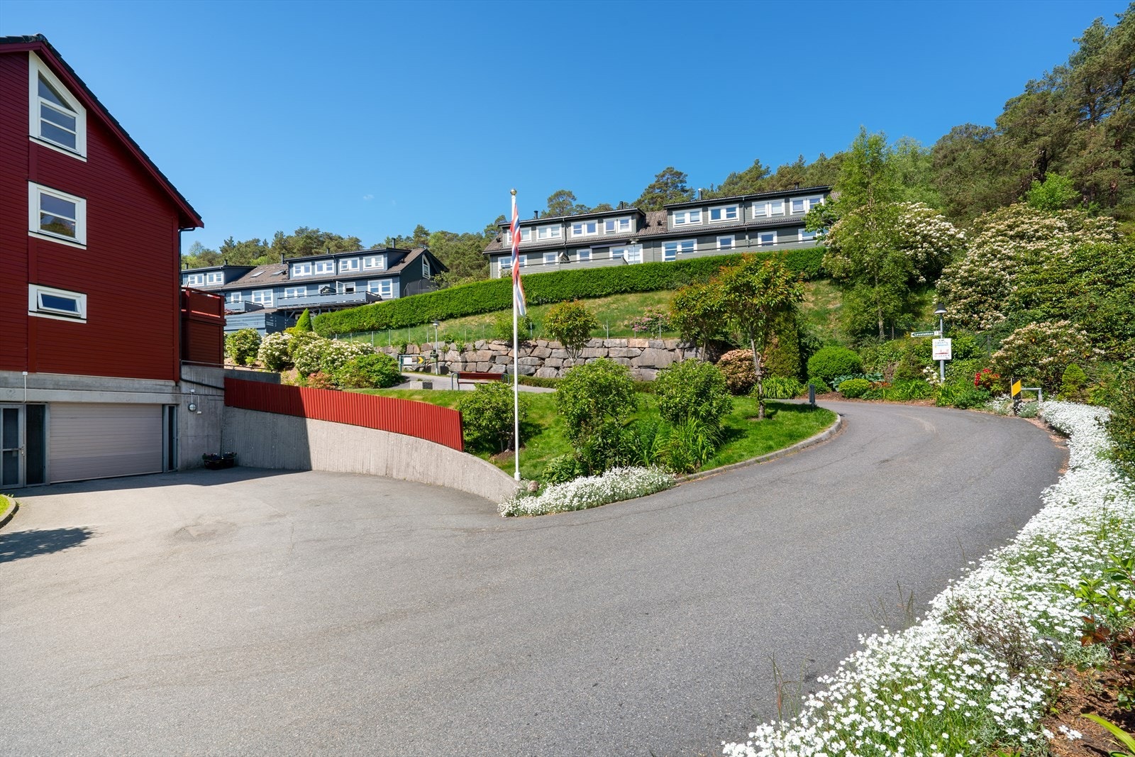 - Det er felles parkeringsplass ute med mulighet for å benytte seg av elbillader - Galleribilde
