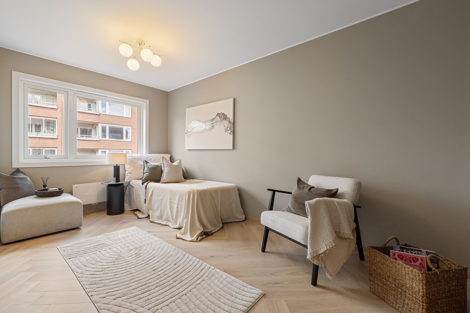 Soverom 2 er også av god størrelse og vender mot bakgård. Galleribilde