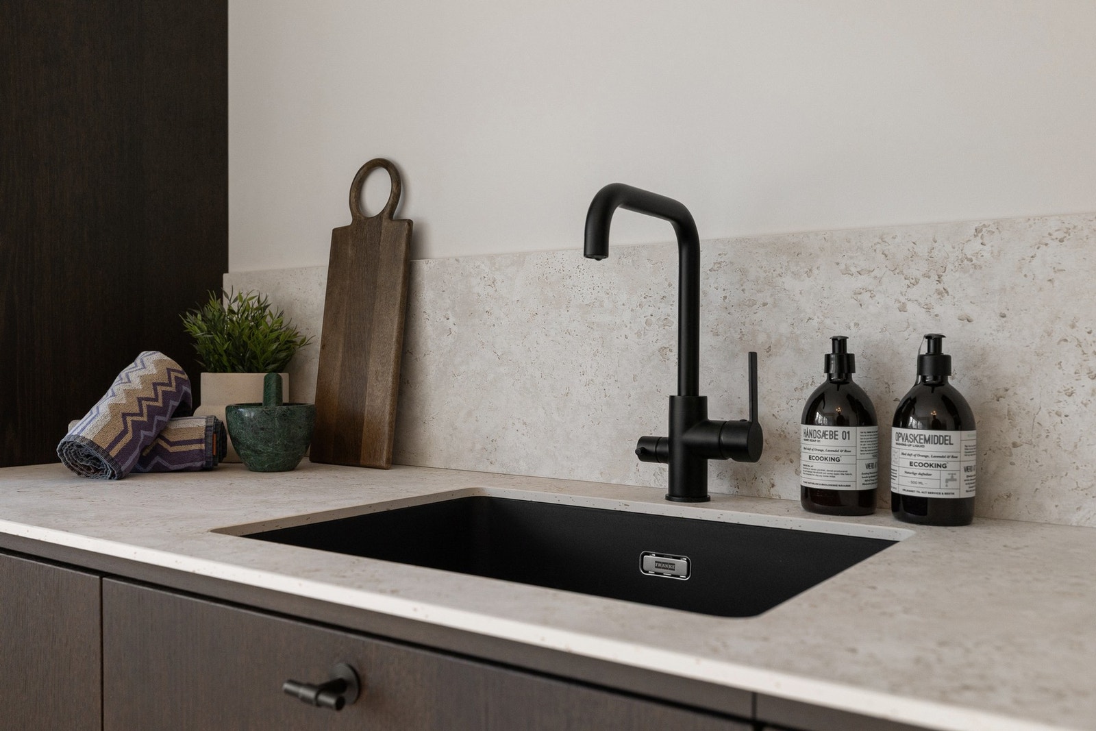 Påkostet benkeplate i komposittstein med backsplash. Galleribilde