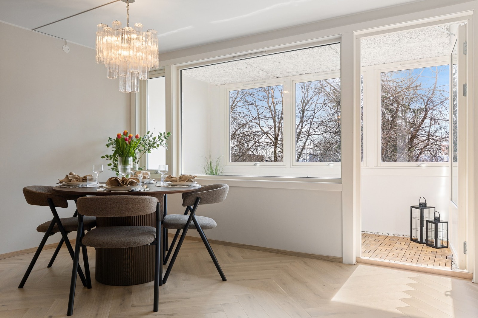 Utgang til balkong - en herlig forlengelse av stuen og spisestuen hele året. Galleribilde
