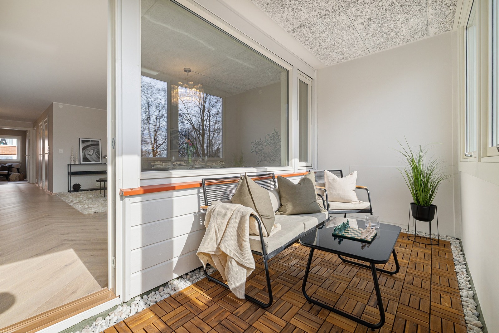 Én av leilighetens to balkonger. Optimale sol- og lysforhold mot sydvest. Balkongen er innglasset som gjør at du kan benytte den som et ekstra oppholdsrom hele året. Galleribilde