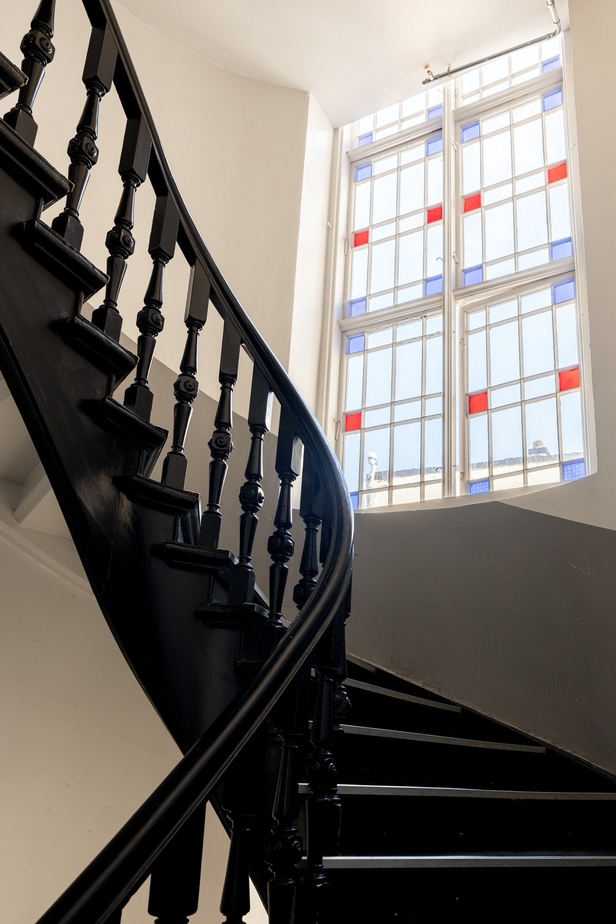Leiligheten ligger i en klassisk bygård, fylt med sjarmerende detaljer! Galleribilde