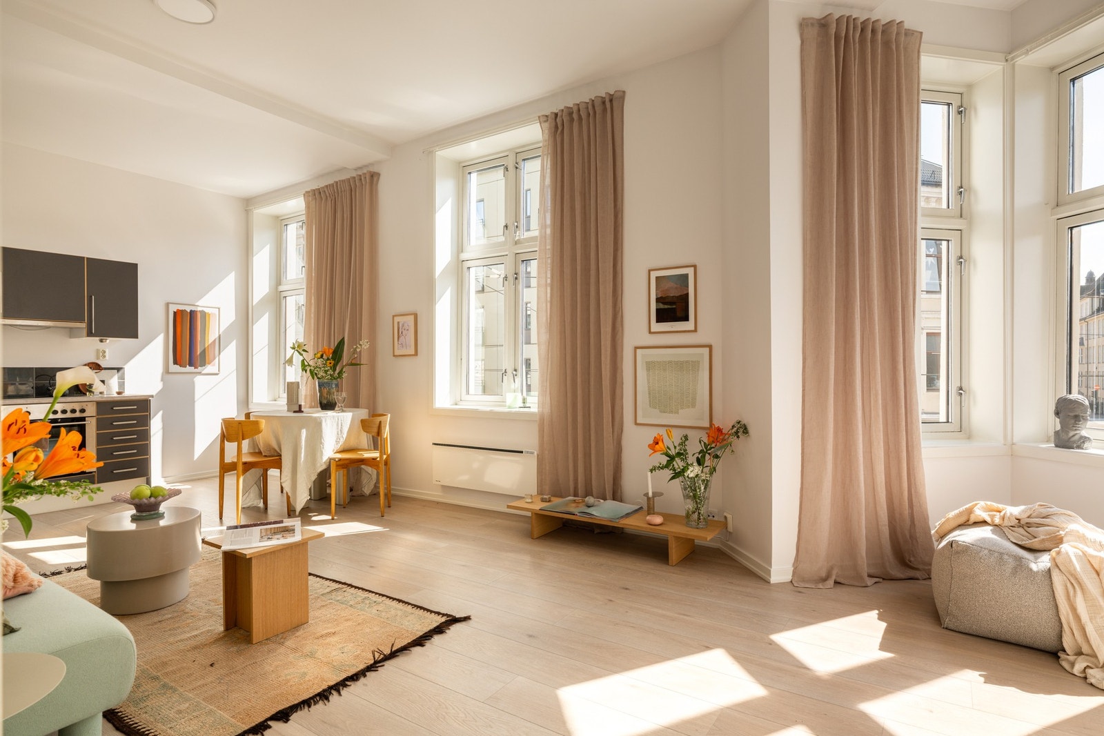Leiligheten har klassiske detaljer som god takhøyde og store vindusflater som slipper inn godt med naturlig lys. Galleribilde