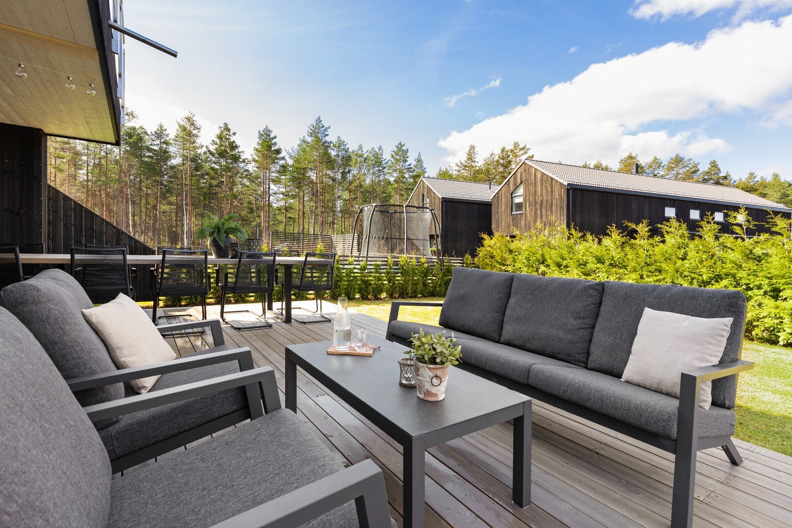 Uteplassen er vestvendt og har gode solforhold på ettermiddagen Galleribilde