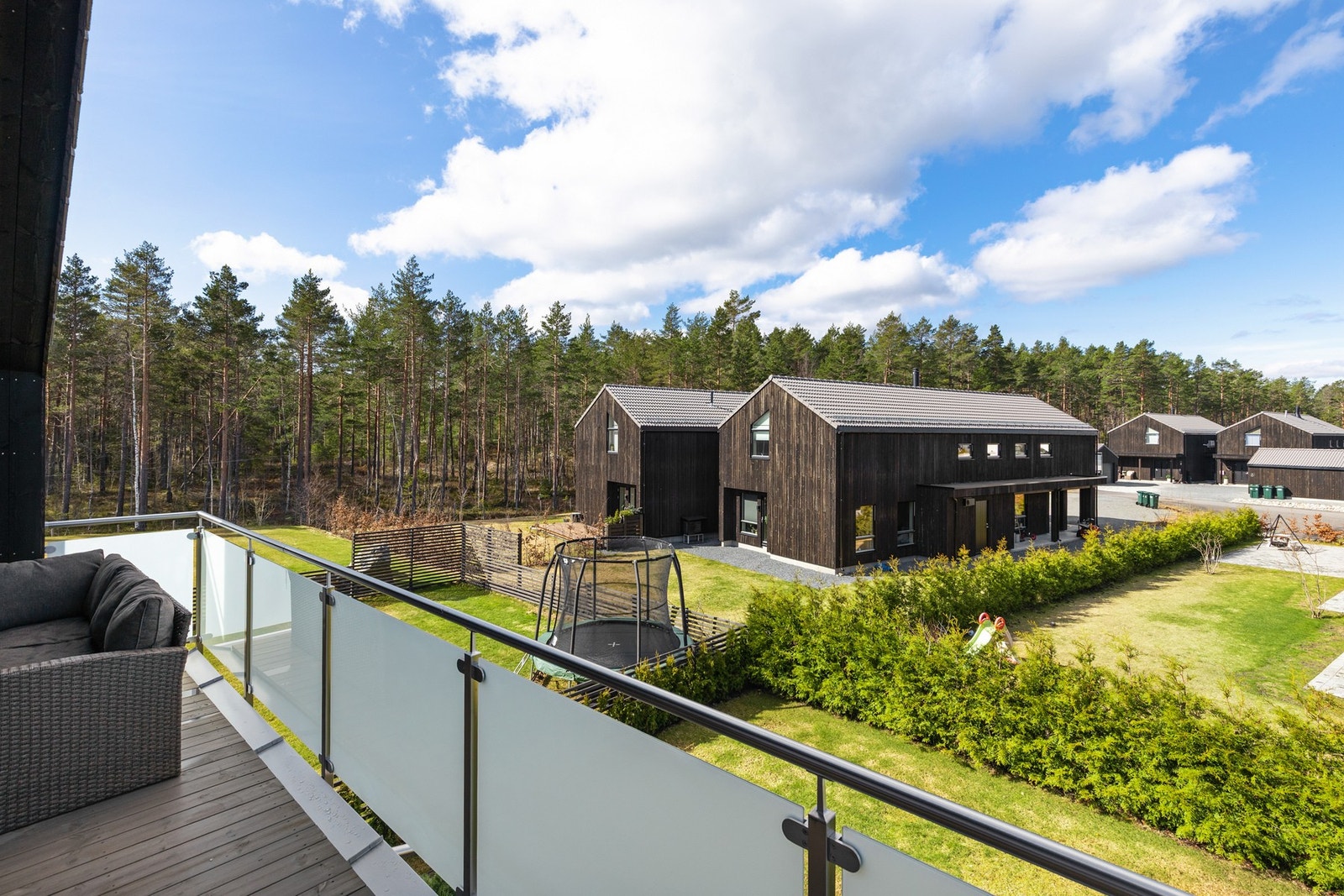 Hyggelig utsikt over nærområdet og mot marka Galleribilde