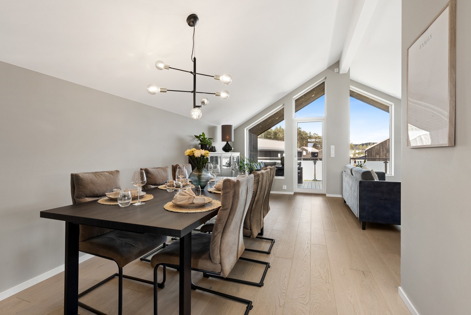 Gulvet er belagt med 1-stavs parkett, veggene er malt, og himlingen er skrå med downlights. Galleribilde