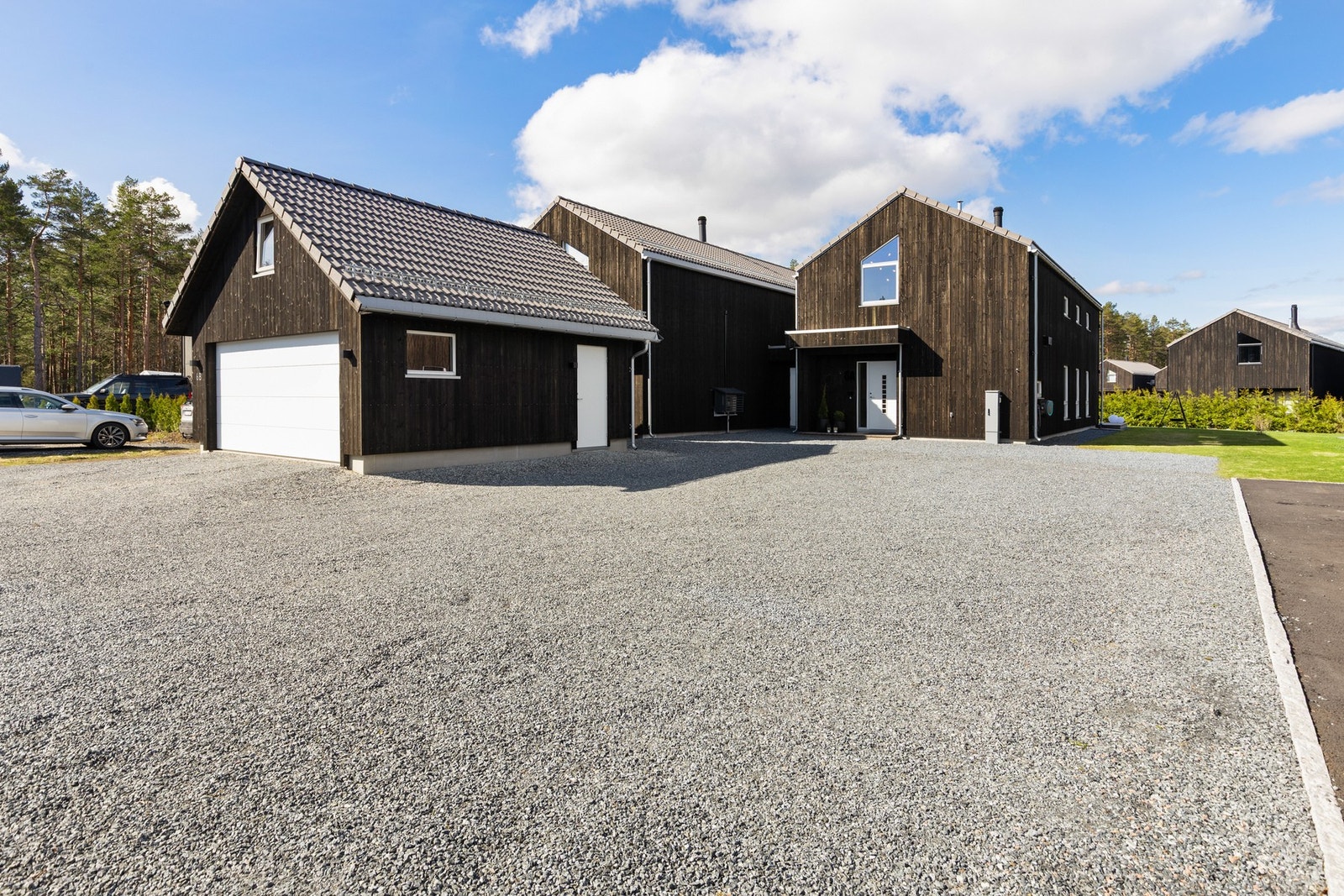 Romslig, gruset gårdsplass Galleribilde