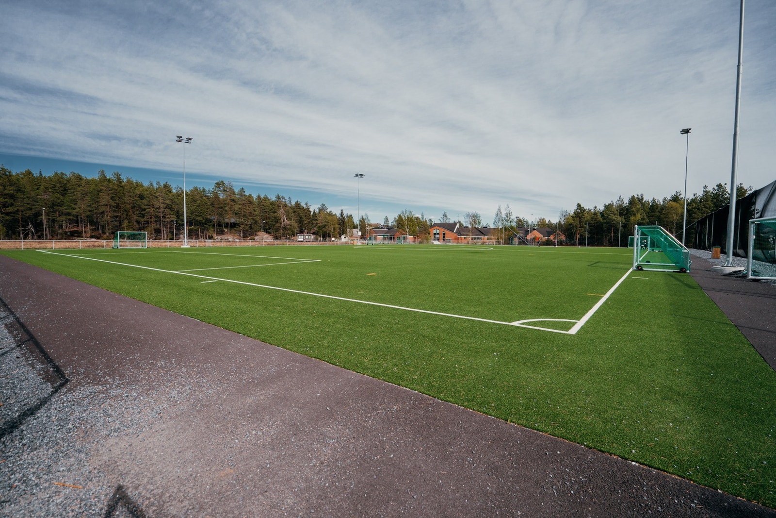 Ormåsen har et aktivt nærmiljø med en rekke fritidstilbud, blant annet en ny kunstgressbane, ballbinge, utendørs treningspark og skøytebane på vinterstid Galleribilde