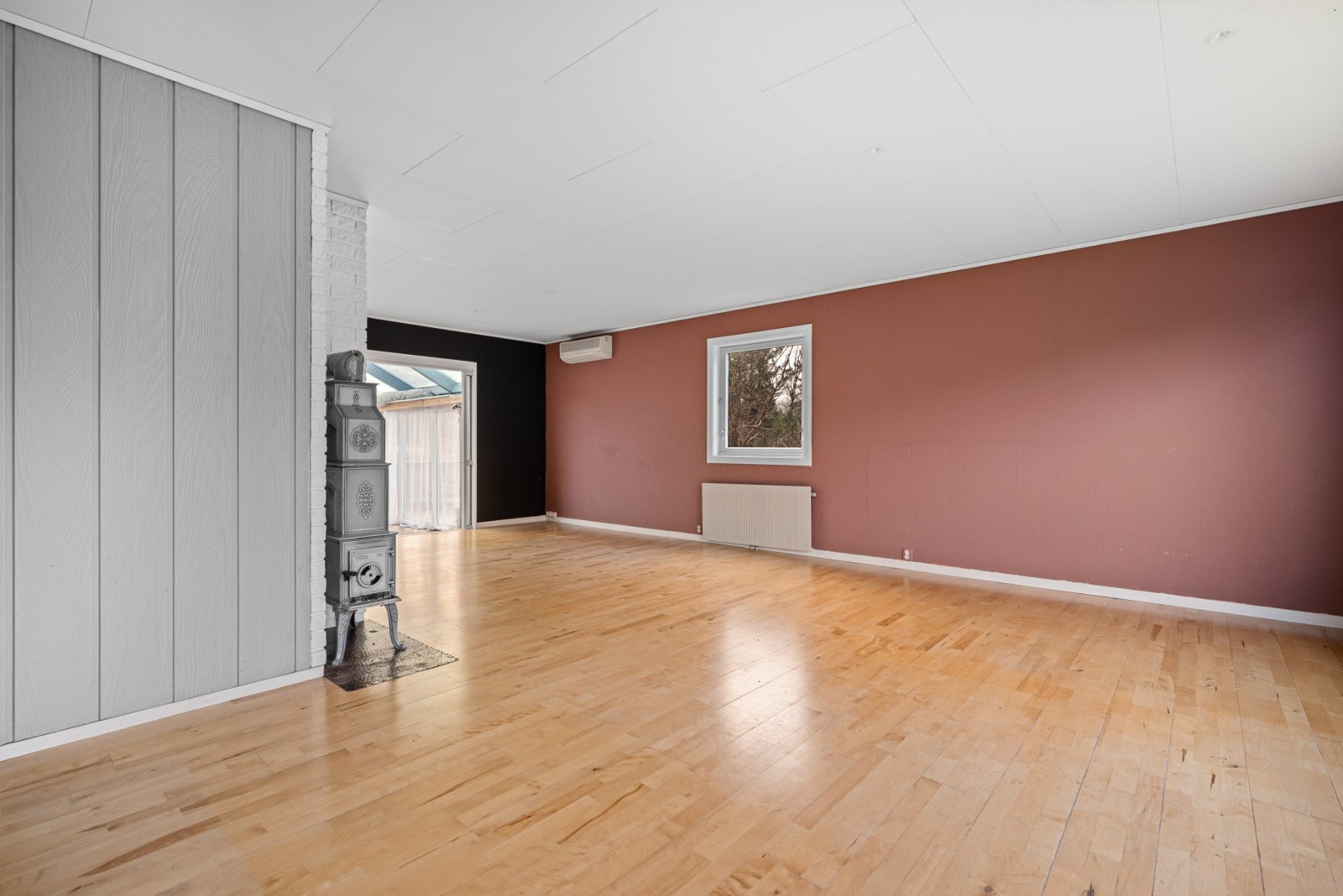 Av oppvarmingskilder har man peisovn, varmepumpe og panelovner på vegger. Galleribilde