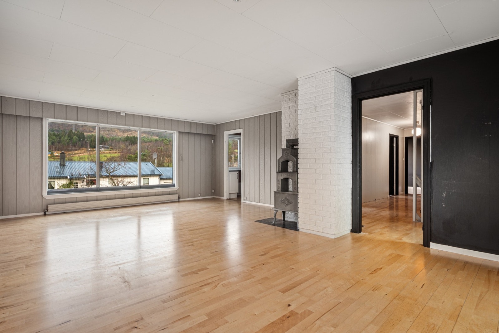 I stuen har man god plass til både spisestuemøbler og sofagruppe. Galleribilde