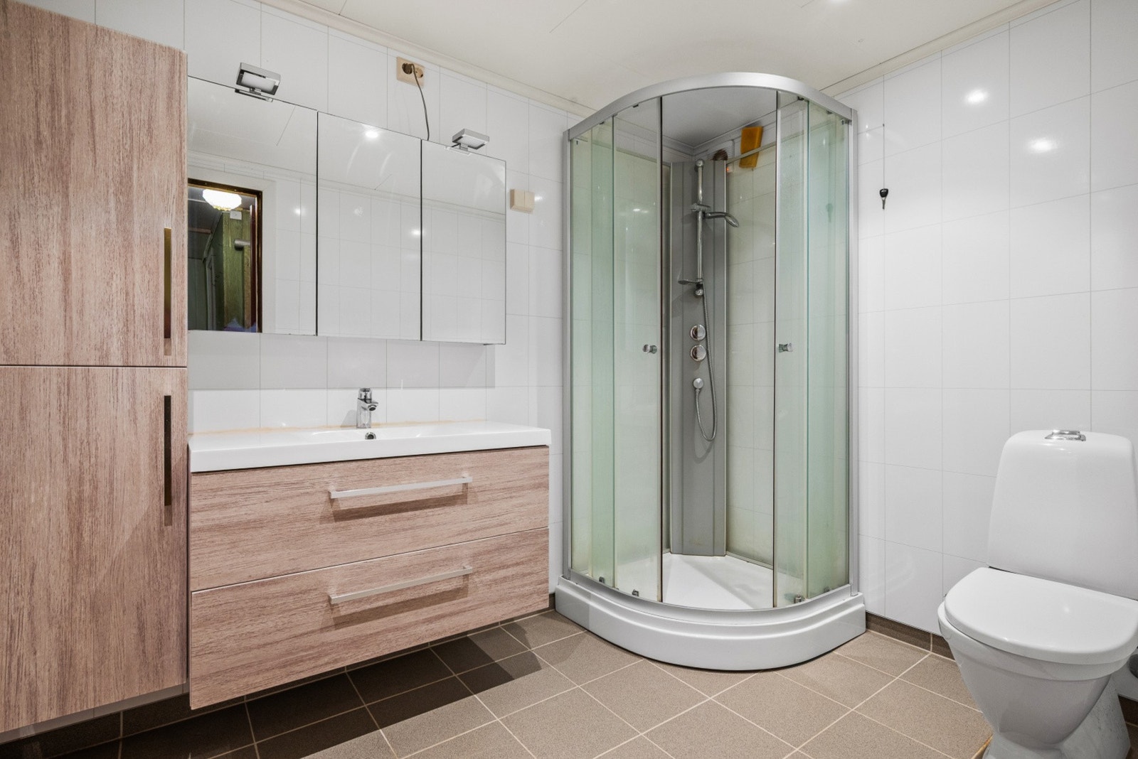 Badet i underetasjen ble pusset opp i 2017, og har et areal på ca. 5 kvm. Galleribilde
