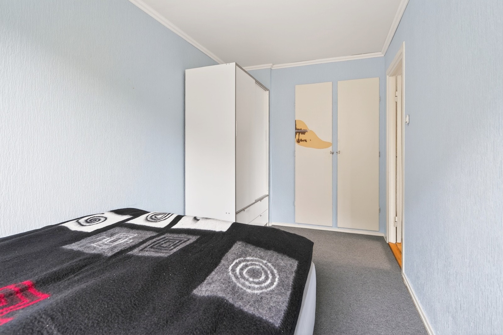 Det er gode oppbevaringsmuligheter i rommet gjennom garderobeskap og plassbygd garderobeskap i vegg. Galleribilde