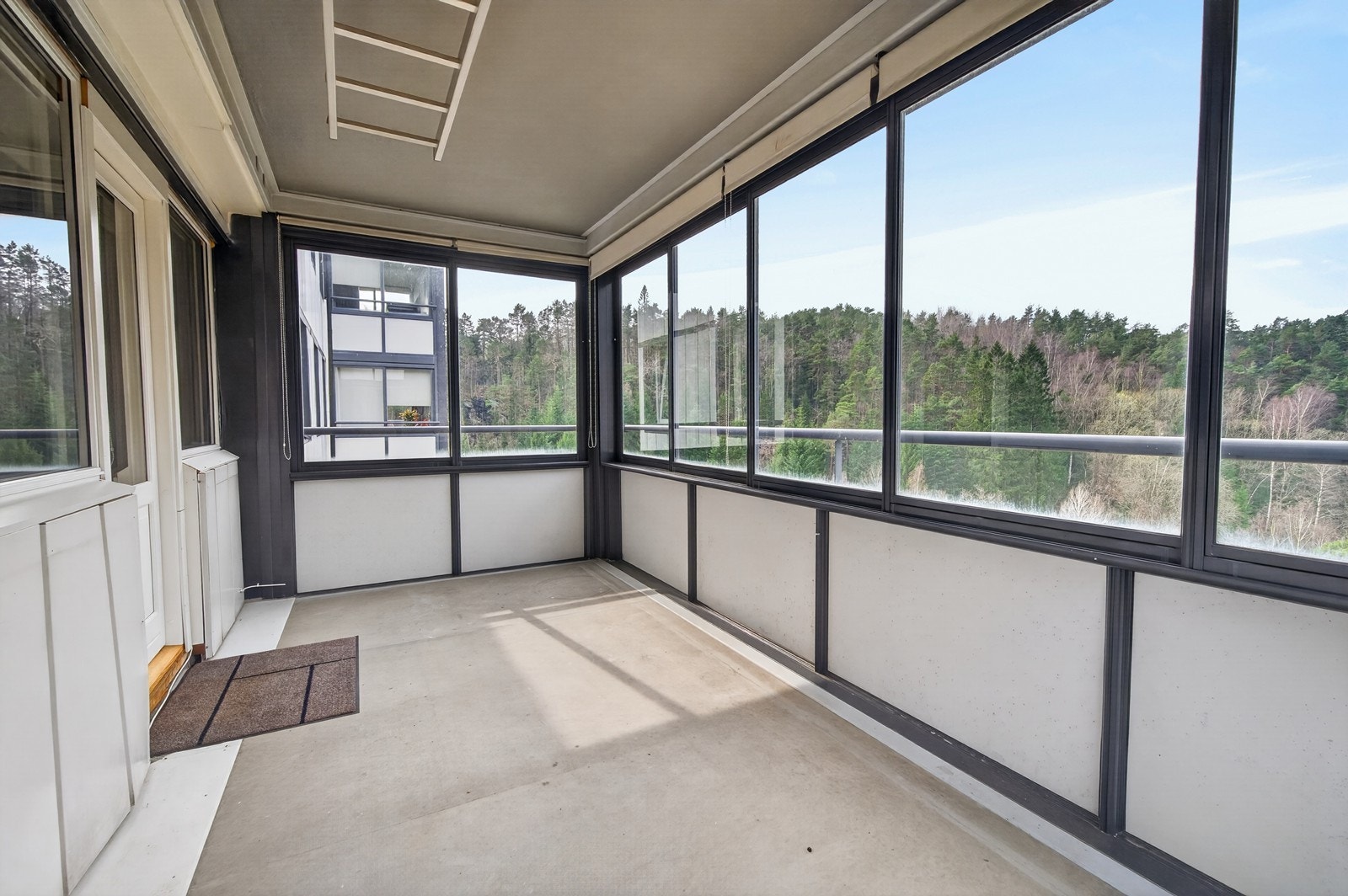 Innglasset balkong Galleribilde