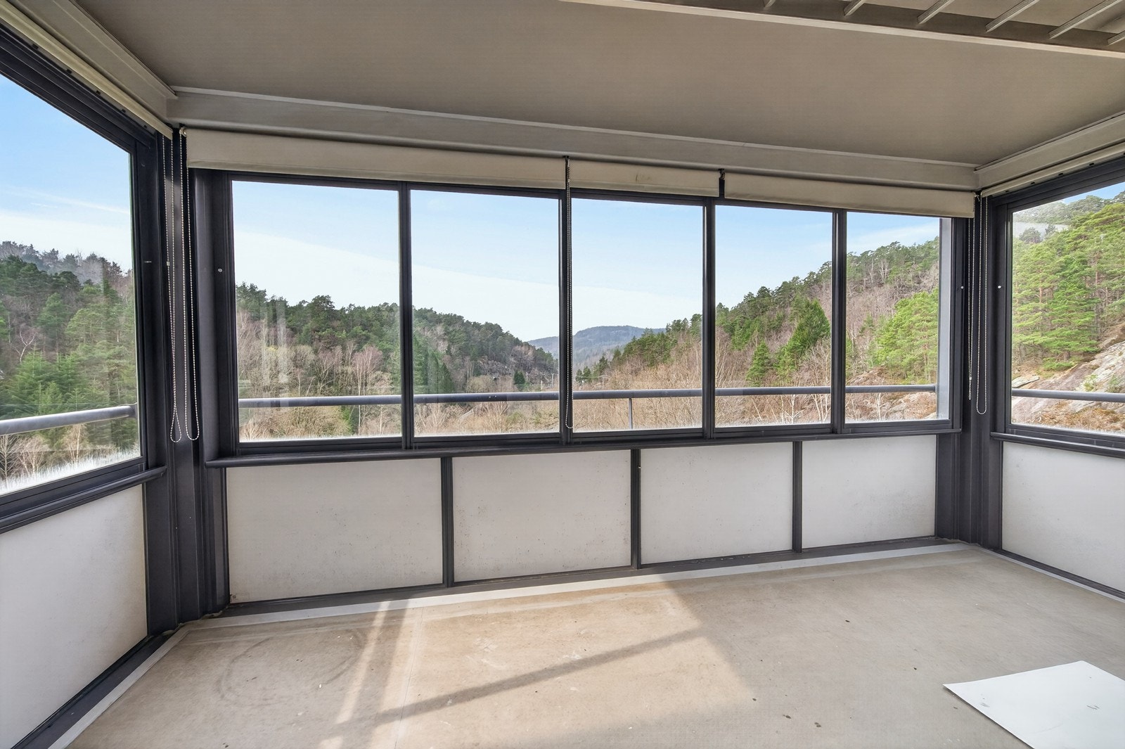 Innglasset balkong med utsikt over vakkert naturlandskap Galleribilde
