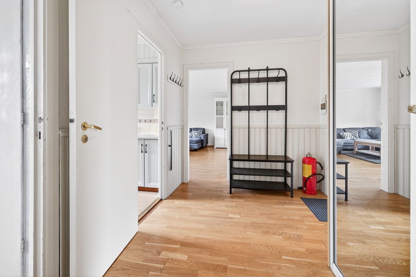 Fra ytterdøren kommer du inn i en romslig gang med praktisk skyvedørsgarderobe m/speil, og frittstående stativ for oppbevaring at yttertøy. Galleribilde