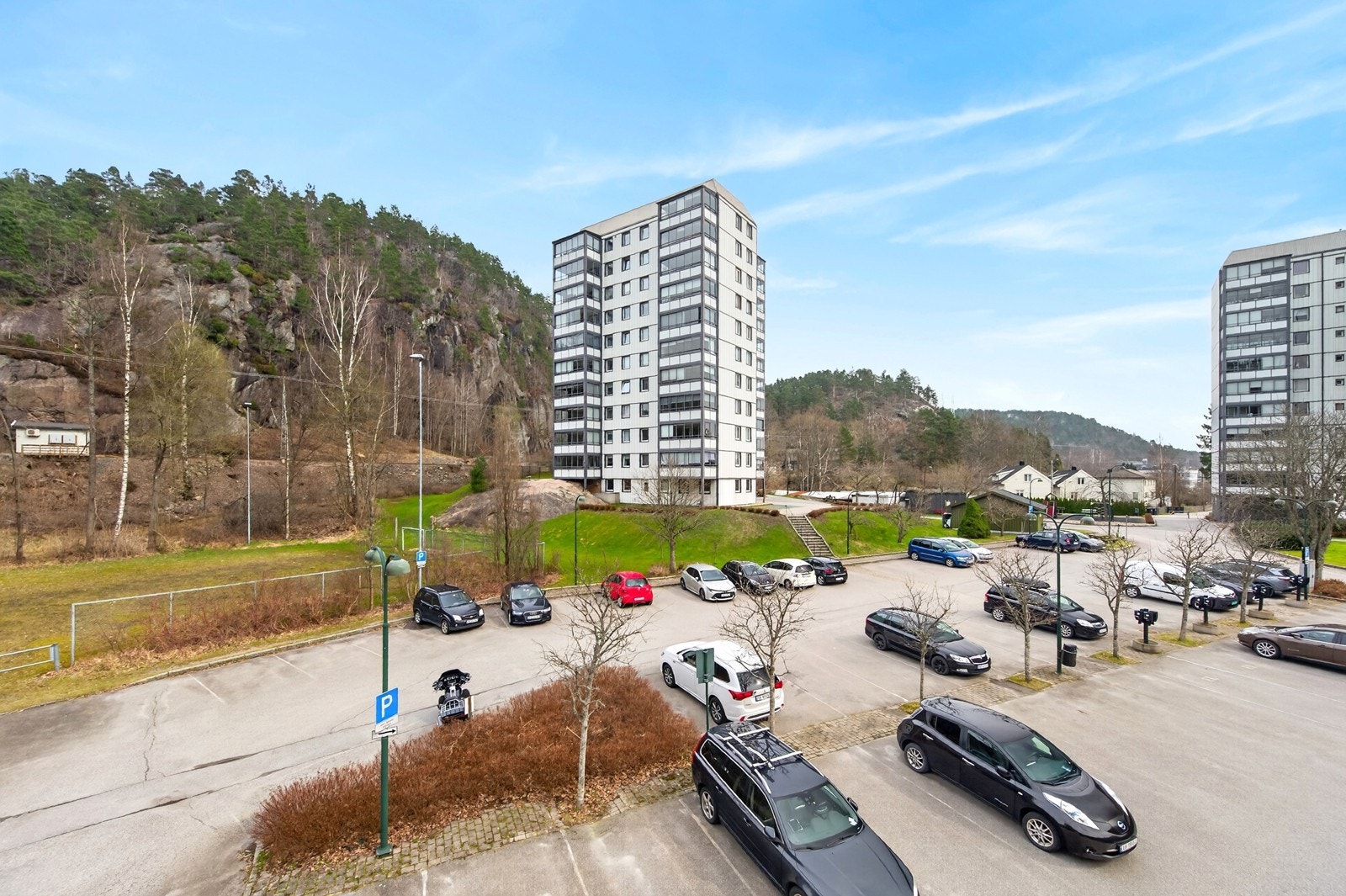 Stor felles parkeringsplass med første mann til mølla prinsippet på parkering. Her er det også ladestasjoner til el-bil. Galleribilde