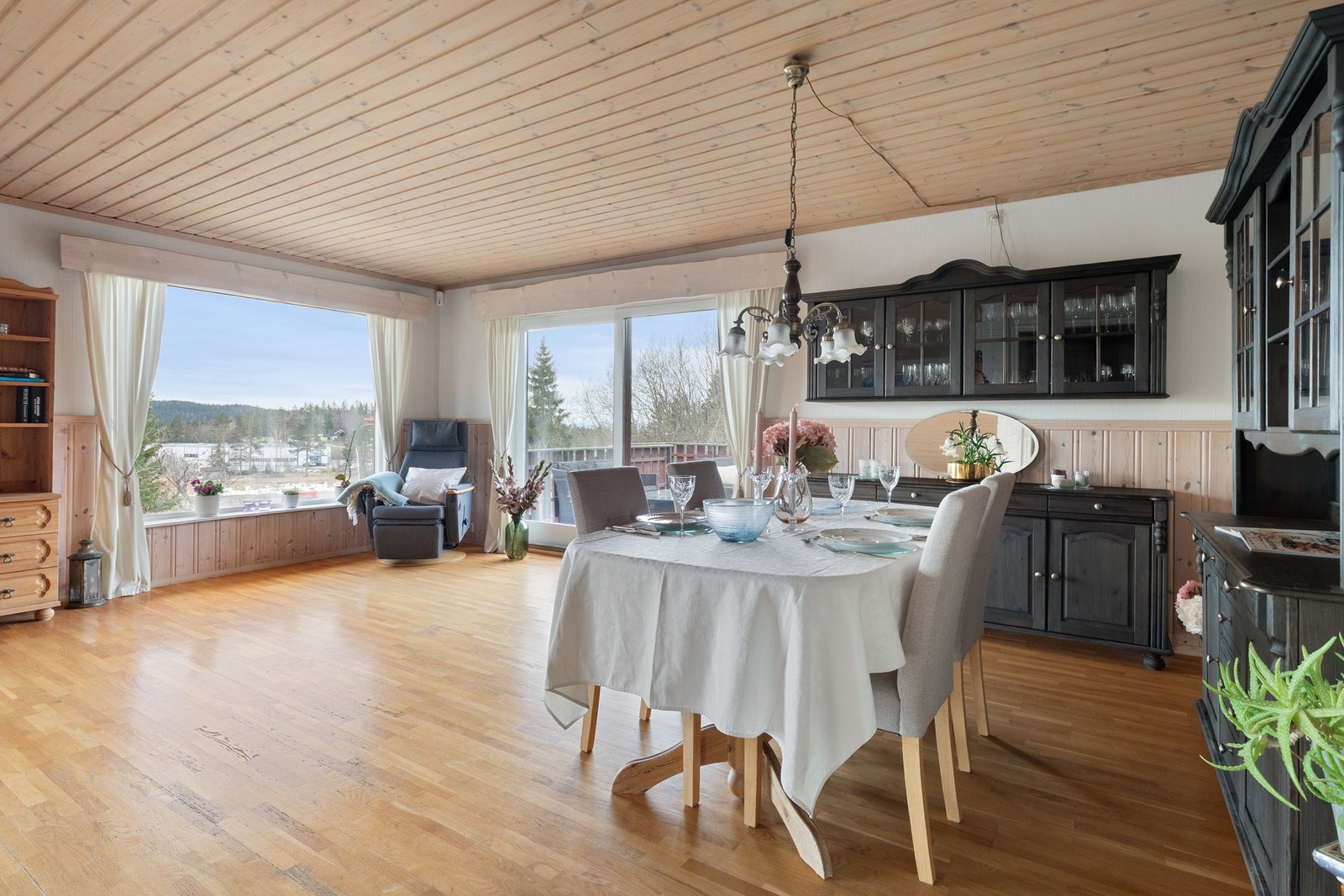 Meget romslig stue med gode muligheter for møblering Galleribilde