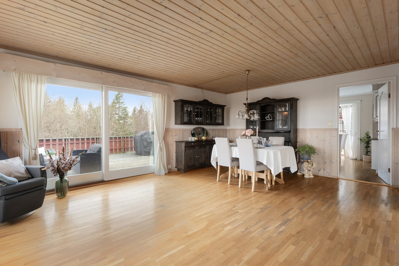 Spisestue med utgang til terrasse Galleribilde